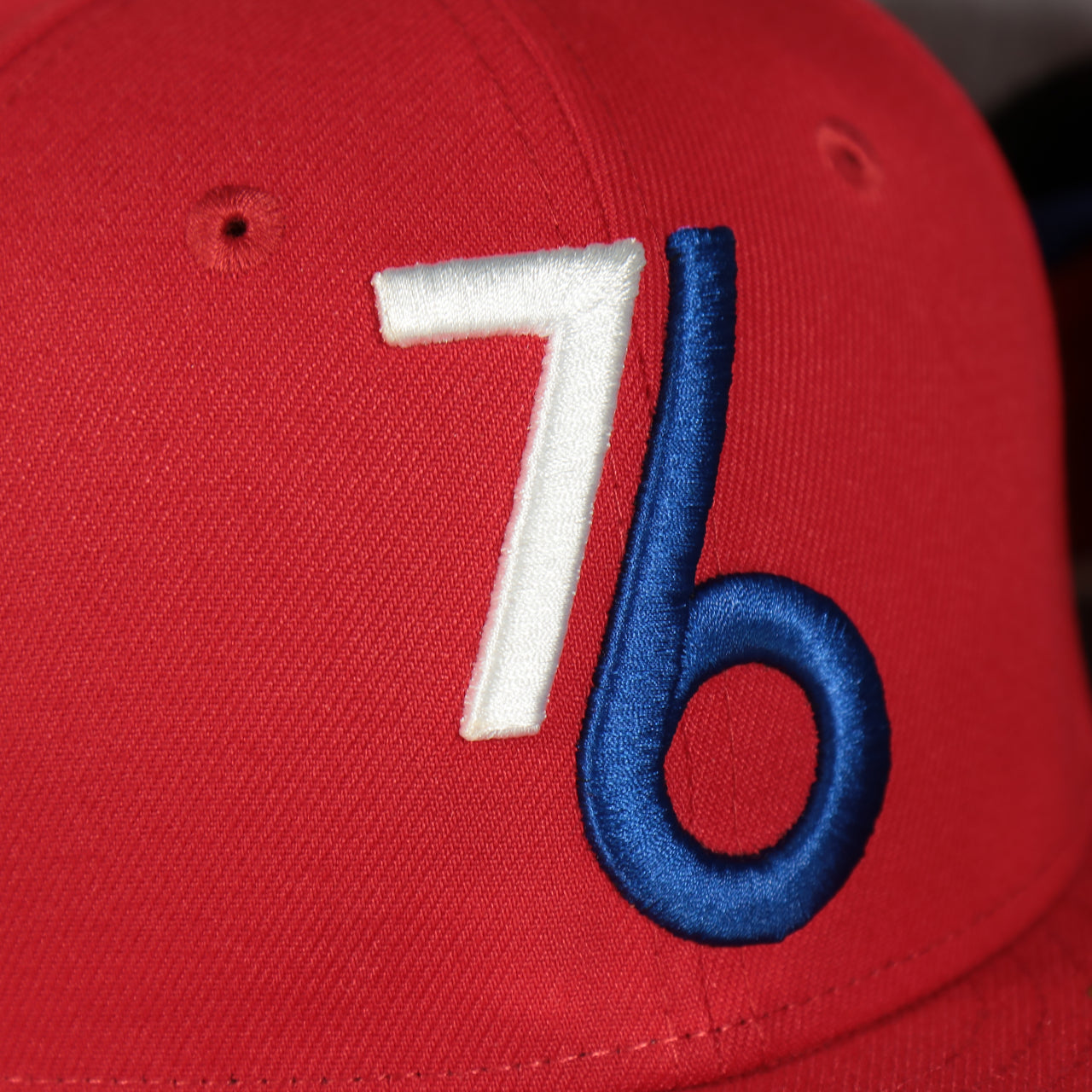 front 76 logo on the Philadelphia 76ers 2022 City Edition Vintage 76 Logo Gray Bottom Youth 9Fifty Side Patch Snapback Cap | New Era, Red