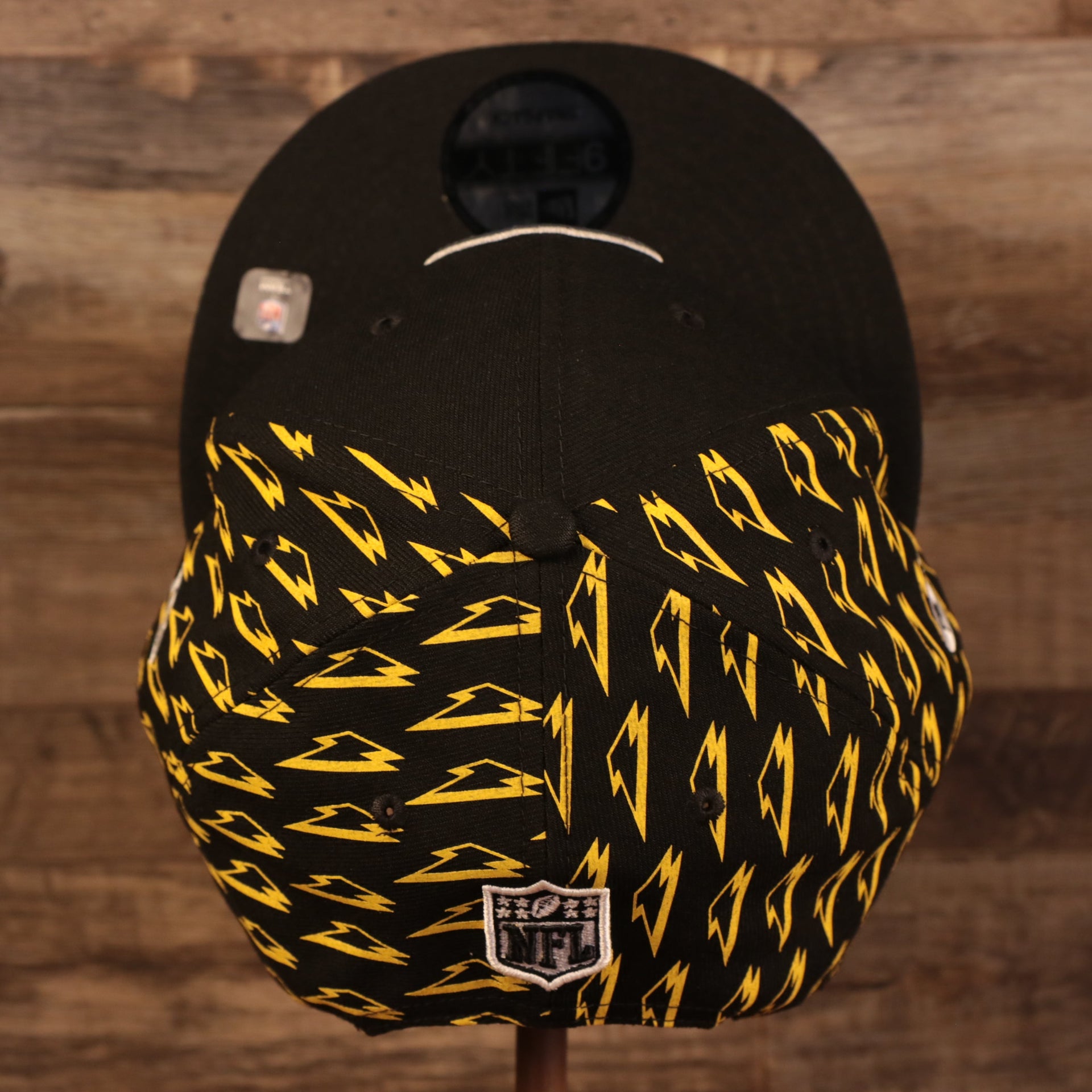 top of the Pittsburgh Steelers x Gatorade Black 9Fifty Yellow Bottom Snapback