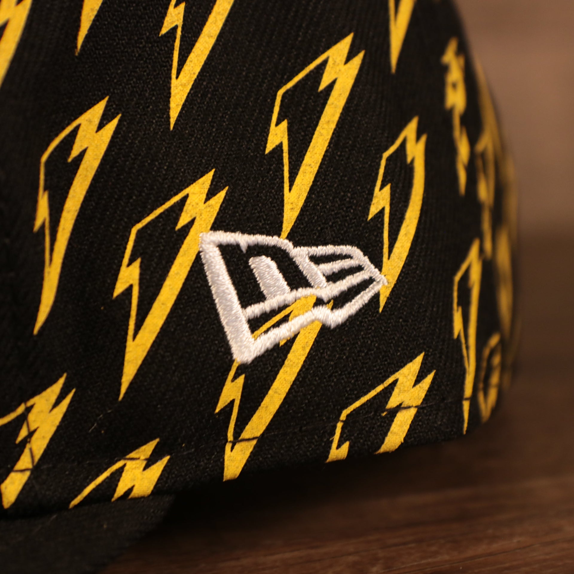 new era logo on the Pittsburgh Steelers x Gatorade Black 9Fifty Yellow Bottom Snapback