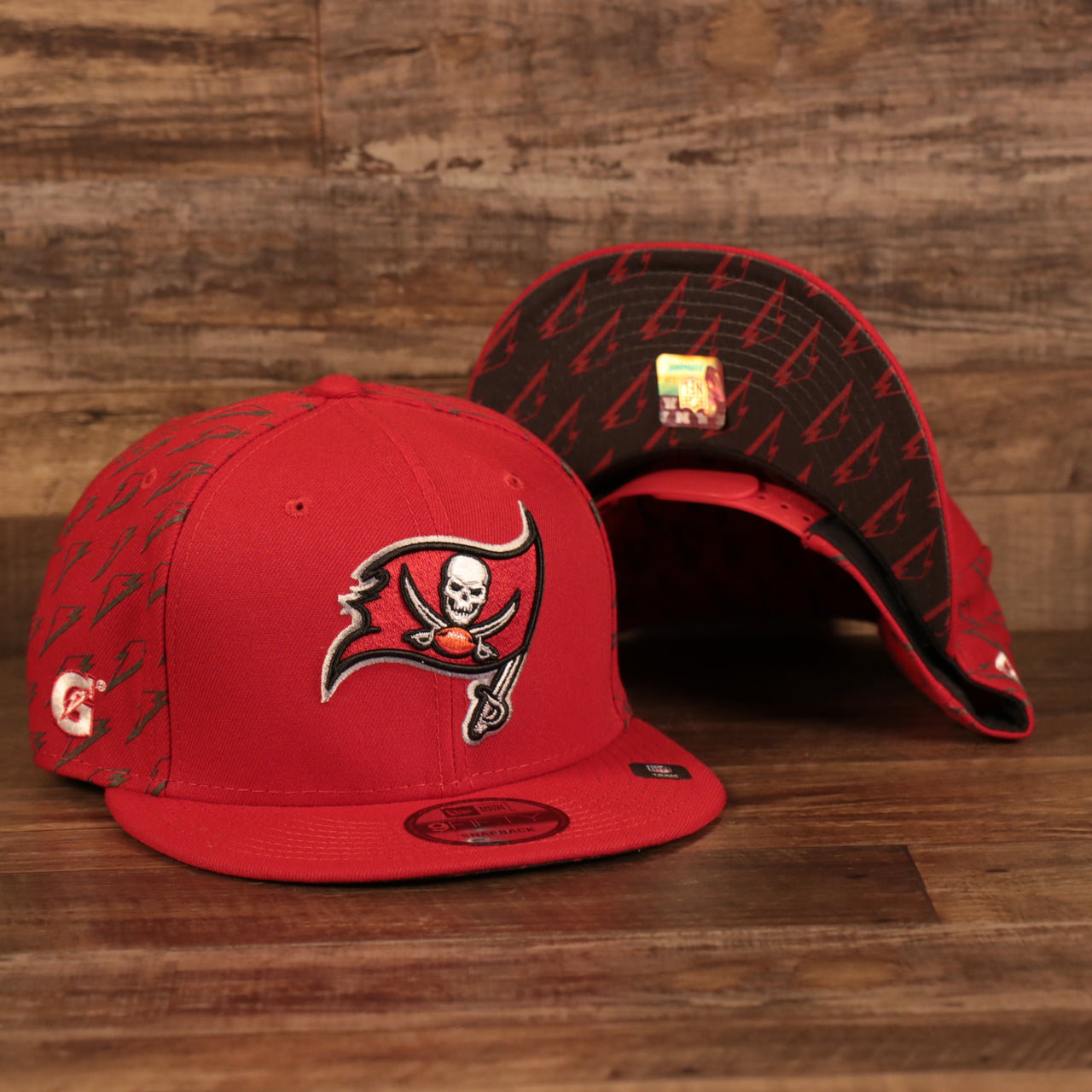 front and bottom of the Tampa Bay Buccaneers x Gatorade Red 9Fifty Grey Bottom Snapback