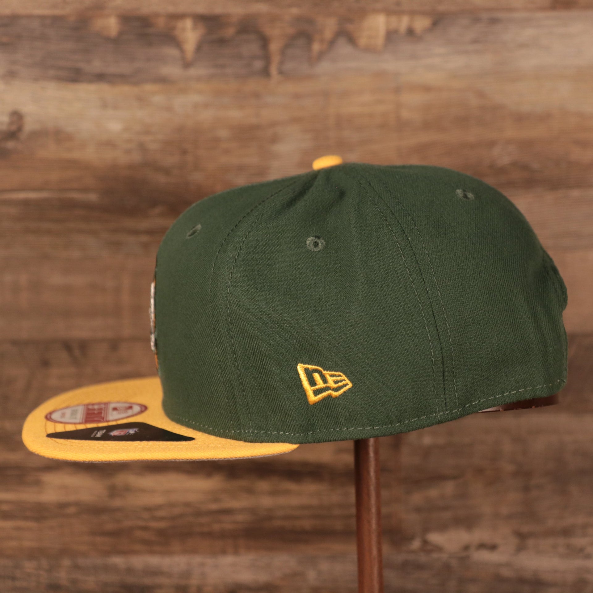 Wearer's left of the Green Bay Packers 1968-1979 Throwback Logo Vintage NFL 9Fifty Snapback Hat
