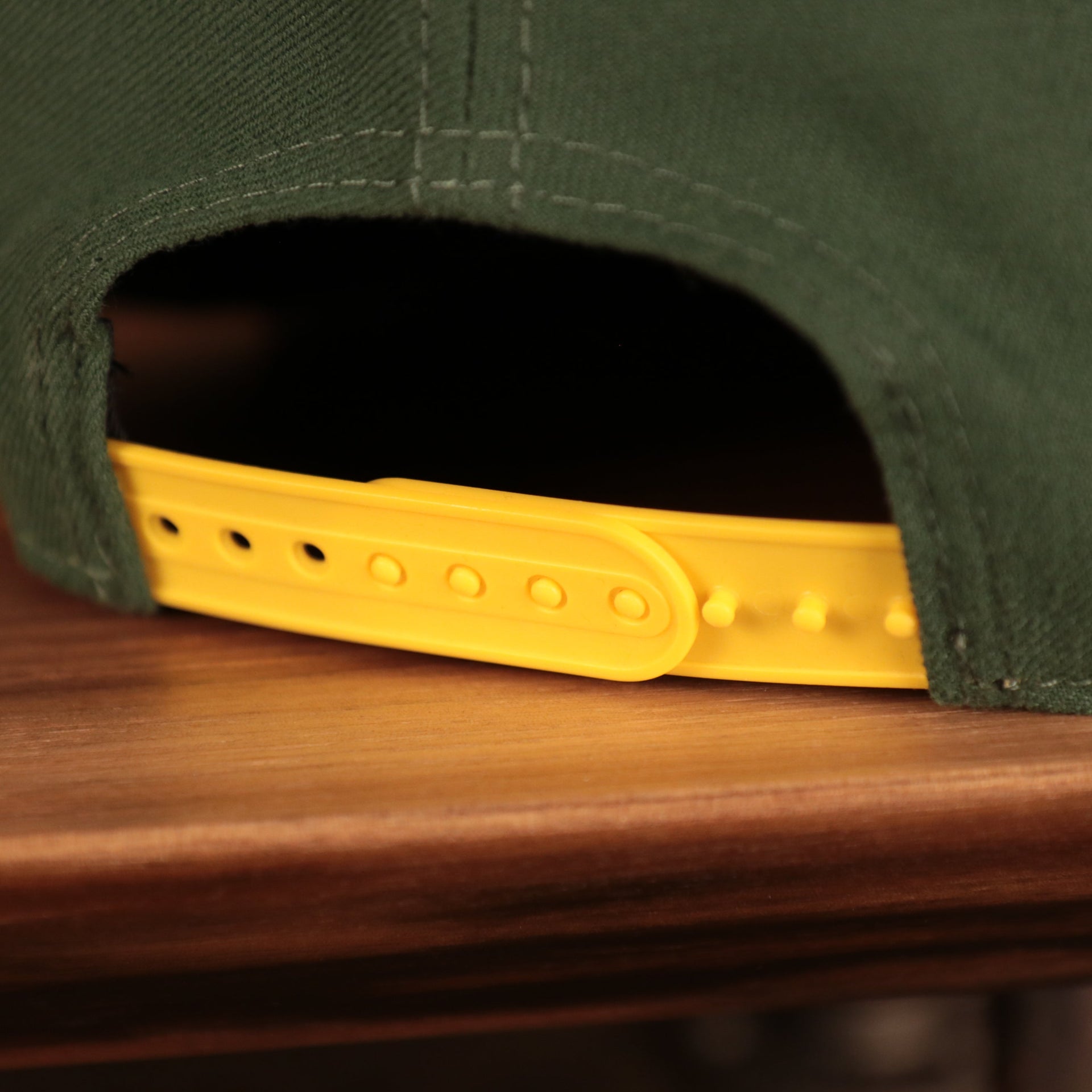 Close up of adjustable snap on back of the Green Bay Packers 1968-1979 Throwback Logo Vintage NFL 9Fifty Snapback Hat
