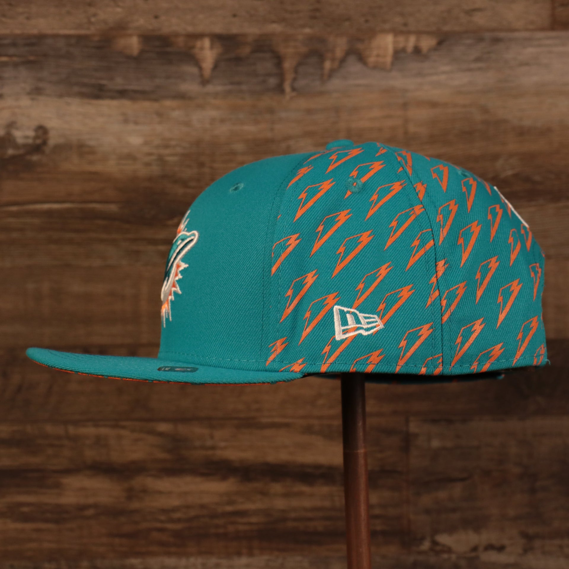 wearers left side of the Miami Dolphins x Gatorade Red 9Fifty Grey Bottom Snapback