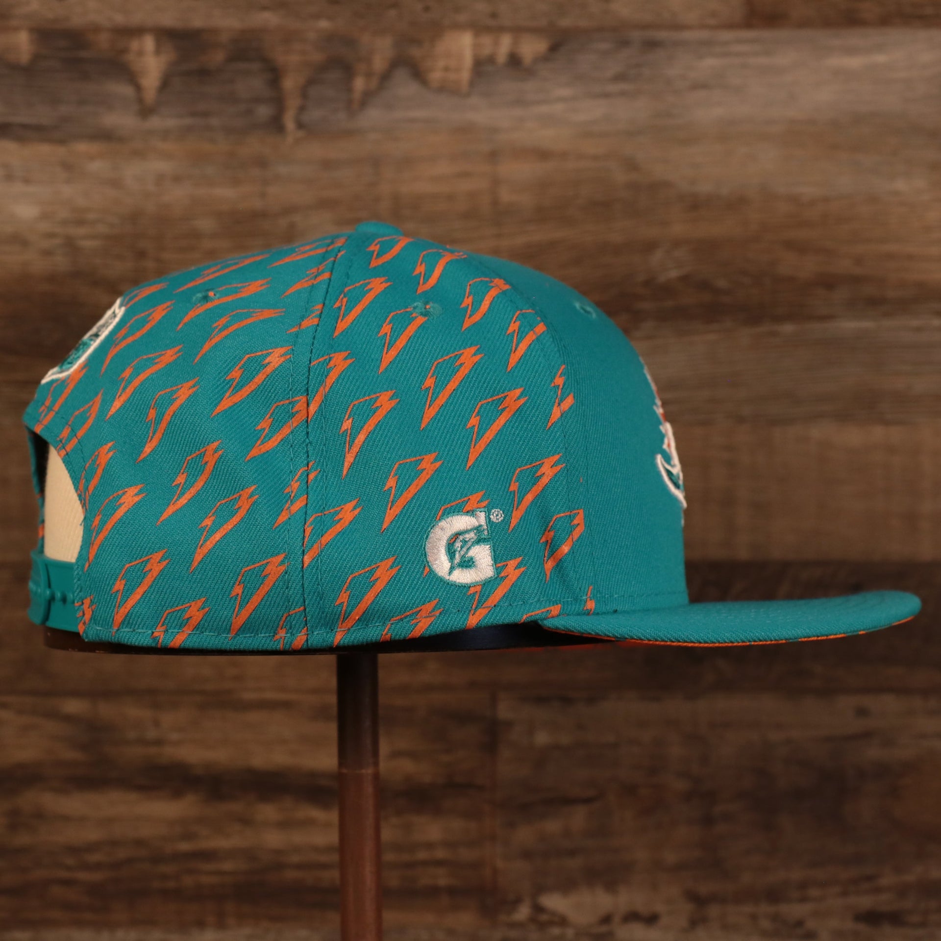 wearers right side of the Miami Dolphins x Gatorade Red 9Fifty Grey Bottom Snapback