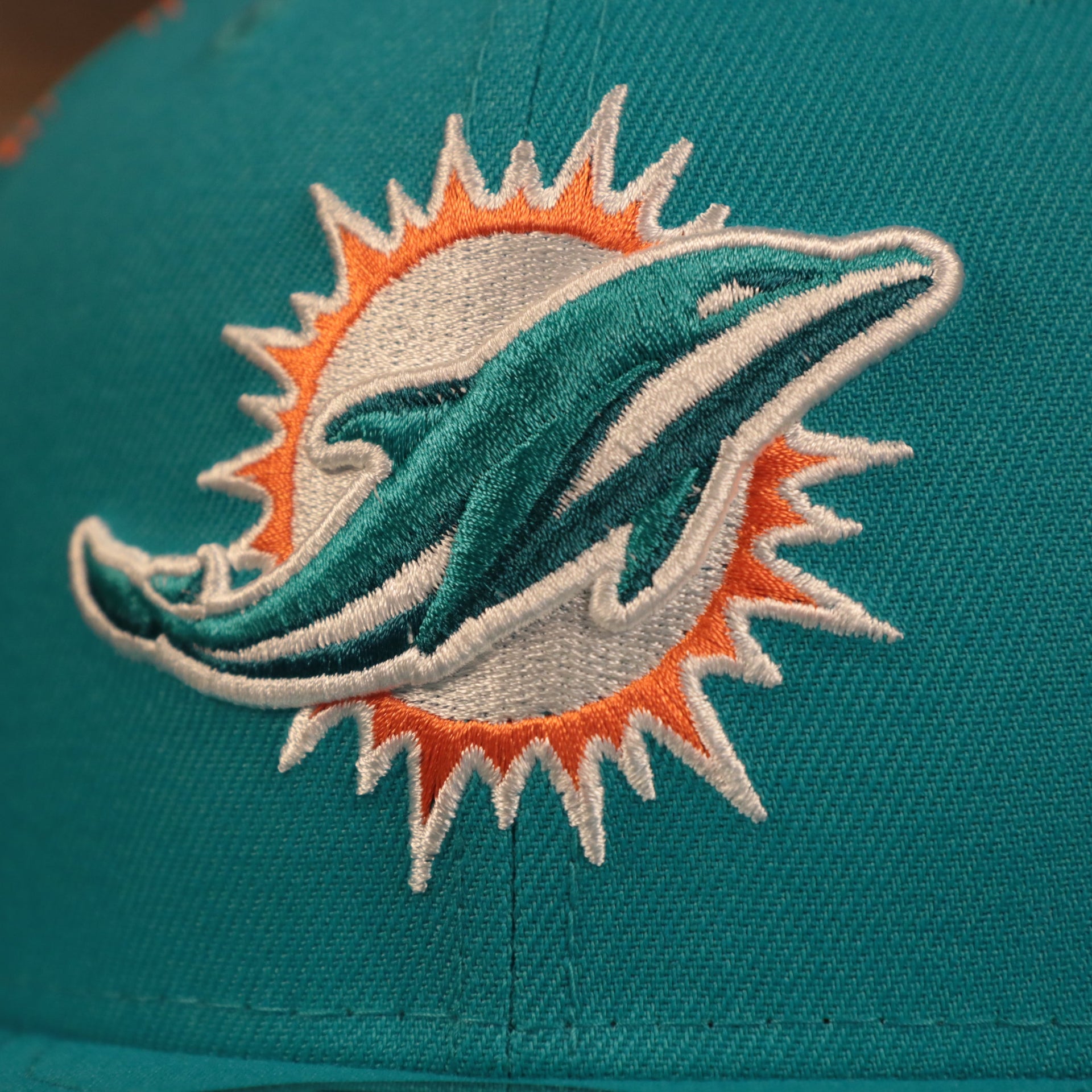 dolphins logo on the Miami Dolphins x Gatorade Red 9Fifty Grey Bottom Snapback