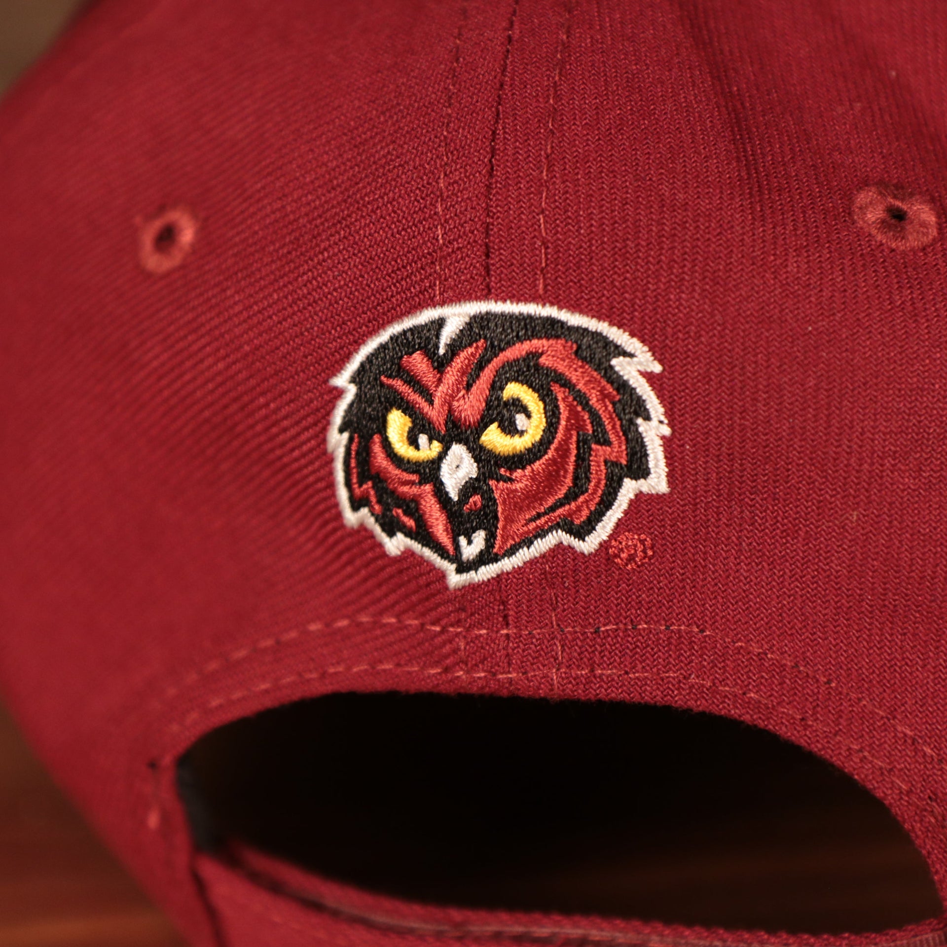Close up of the Temple Owls logo embroidered on the back of the Temple Owls The League 940 9Forty Adjustable Dad Hat