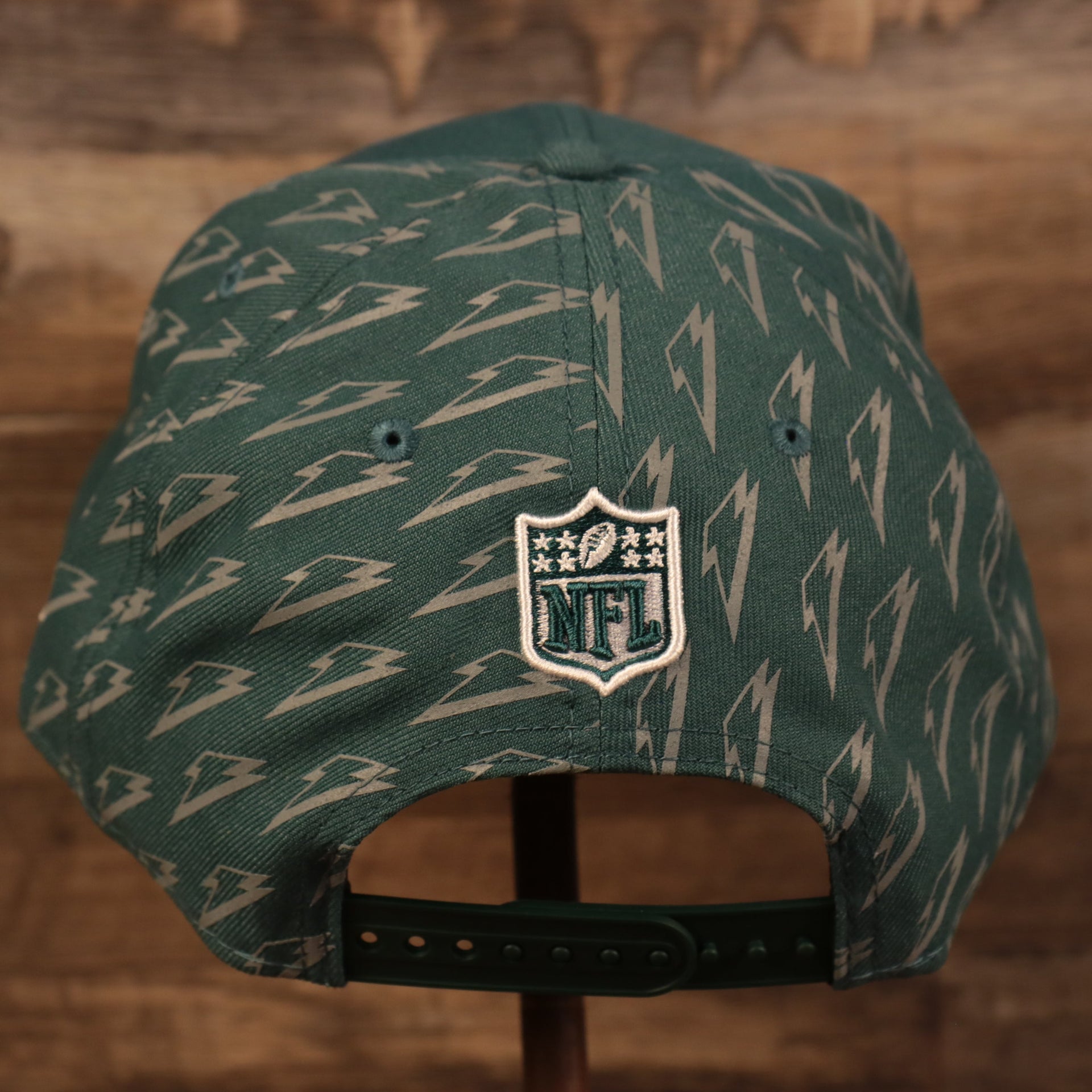 nfl logo on the back of the Philadelphia Eagles x Gatorade Green 9Fifty Grey Bottom Snapback