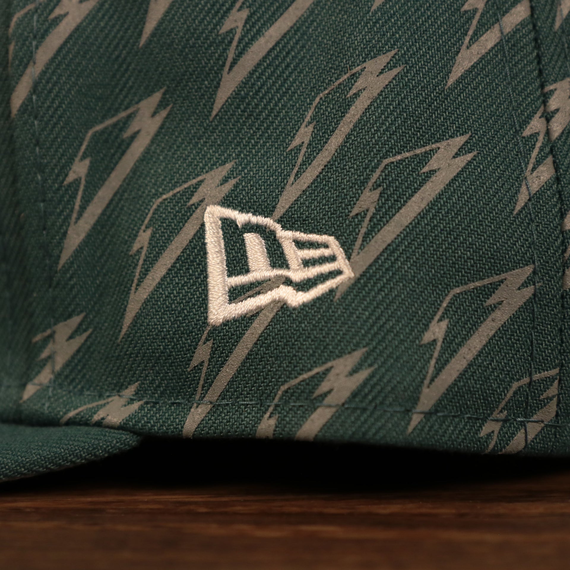 new era logo on the Philadelphia Eagles x Gatorade Green 9Fifty Grey Bottom Snapback