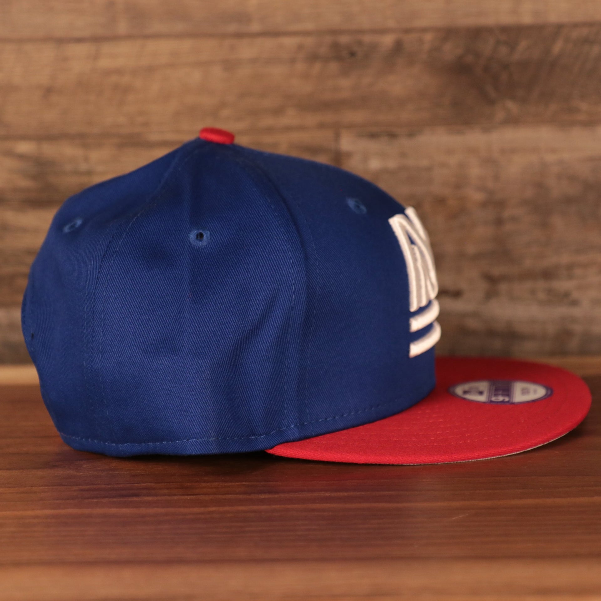Wearer's right of of the Kid's New York Giants 1975 Throwback Logo Vintage NFL 9Fifty Youth Snapback Hat