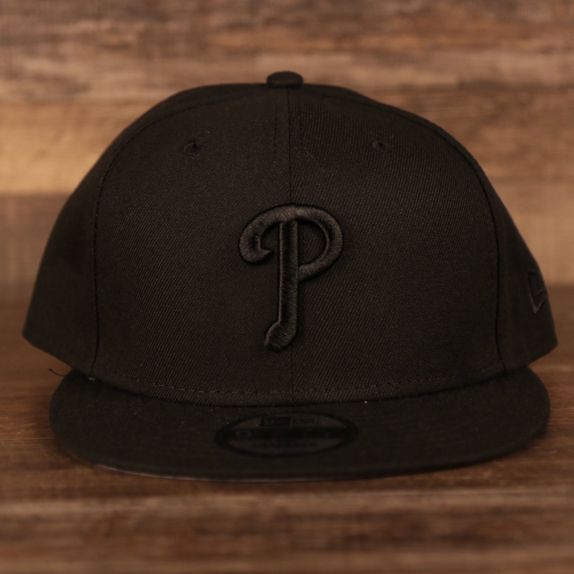 Front of the Philadelphia Phillies Black on Black Tonal Grey Bottom 9Fifty Snapback Hat