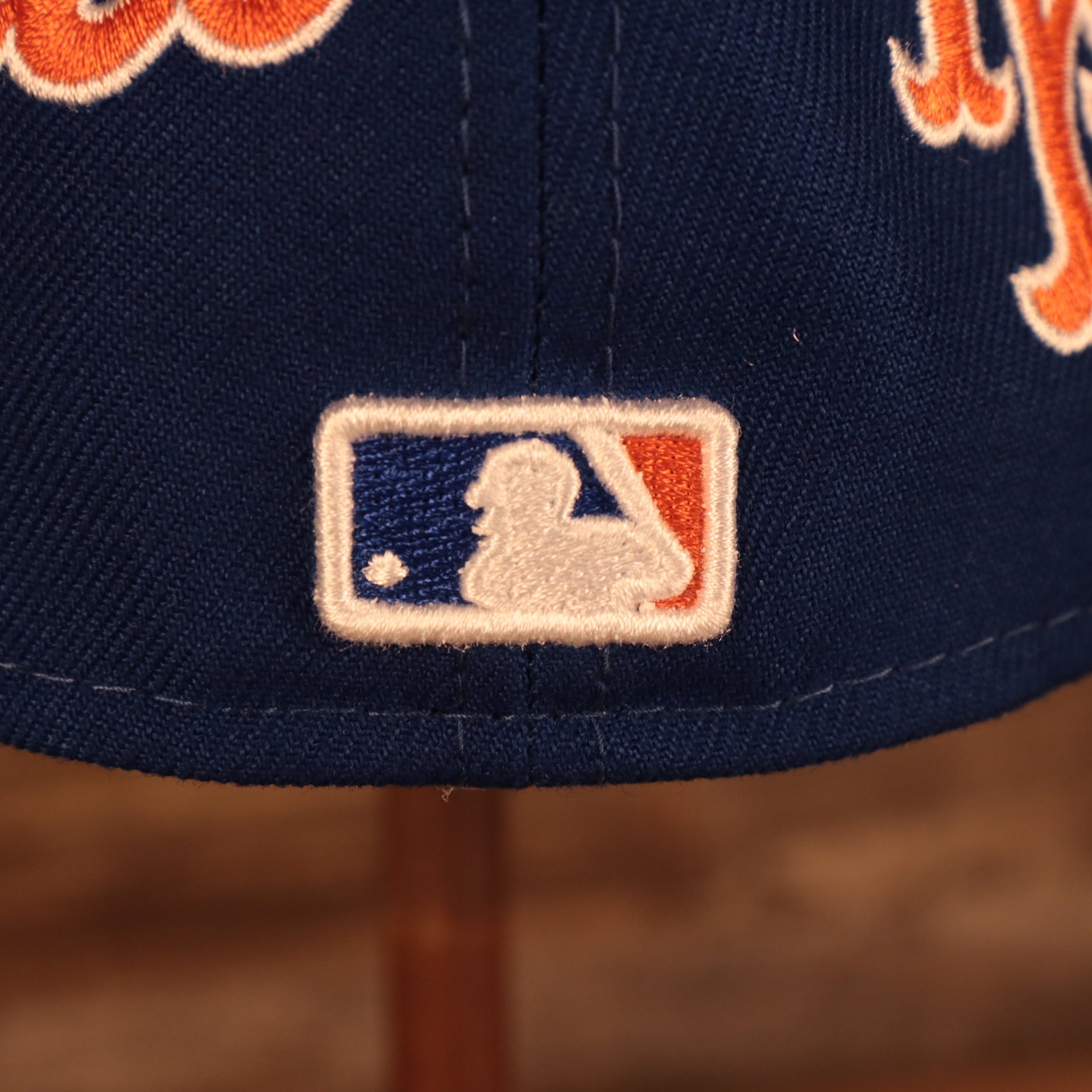 Close up of the MLB Batterman logo on the back of the New York Mets "Patch Pride" All Over Gray Bottom Side Patch 59Fifty Fitted Cap