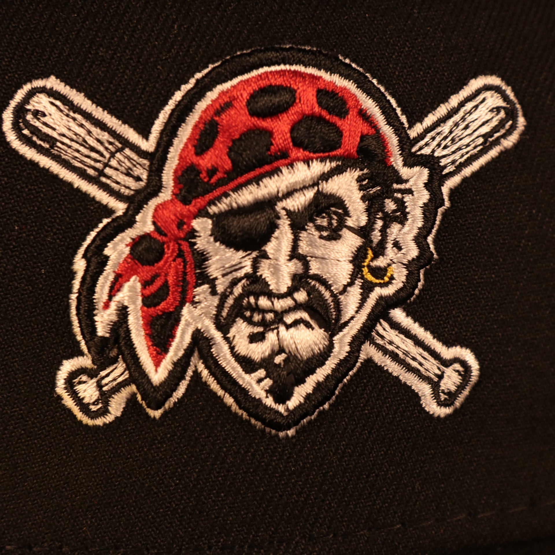 Close up of the Pirates logo on the Pittsburgh Pirates "Patch Pride" All Over Gray Bottom Side Patch 59Fifty Fitted Cap