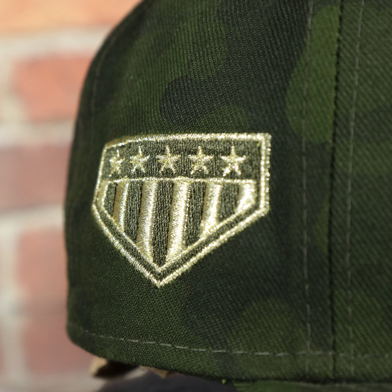 5 star military logo on the New York Yankees 2019 Memorial Day x Armed Forces Day On Field 59FIFTY Fitted Cap | Camo