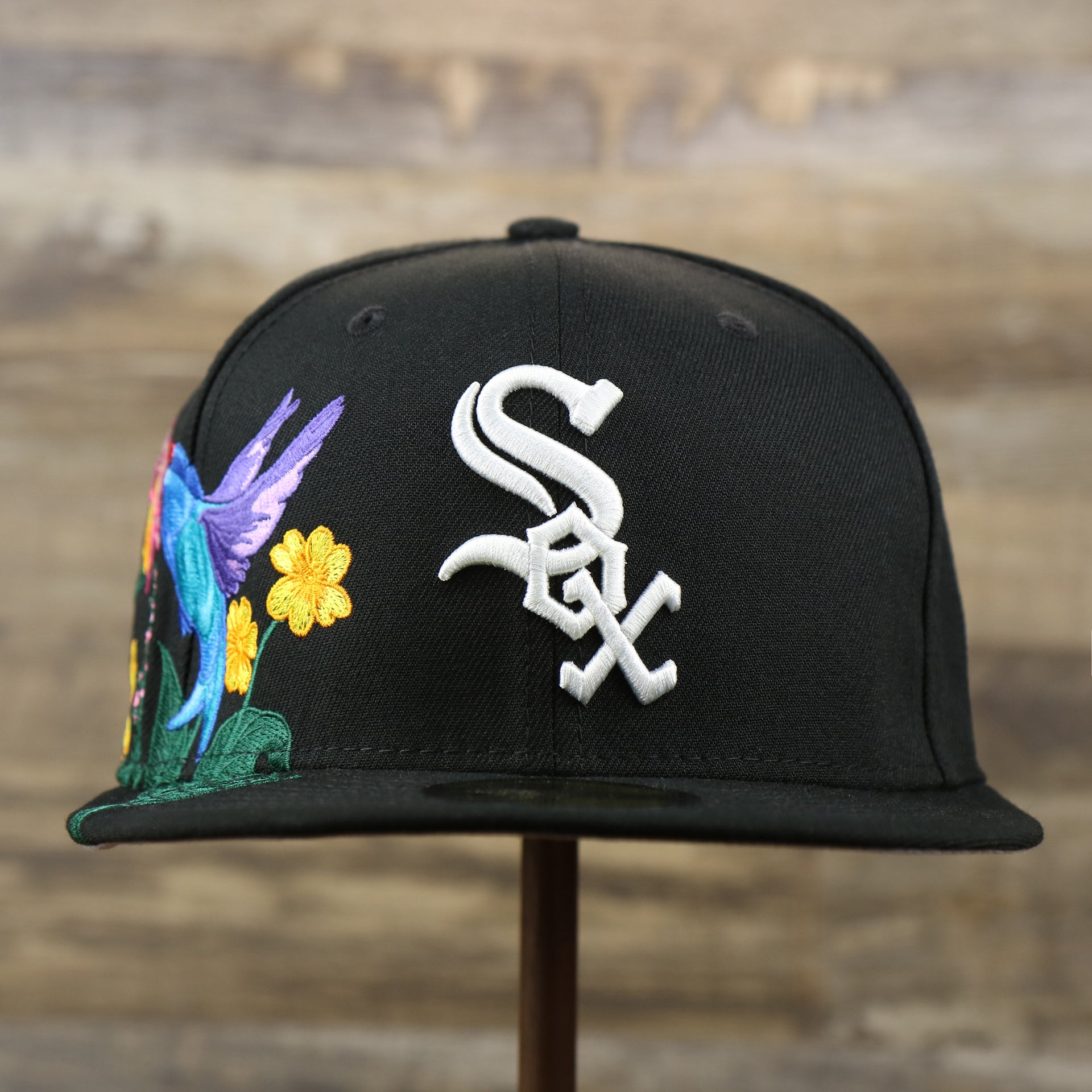 The front of the Chicago White Sox Gray Bottom Bloom Spring Embroidery 59Fifty Fitted Cap | Black 59Fifty Cap