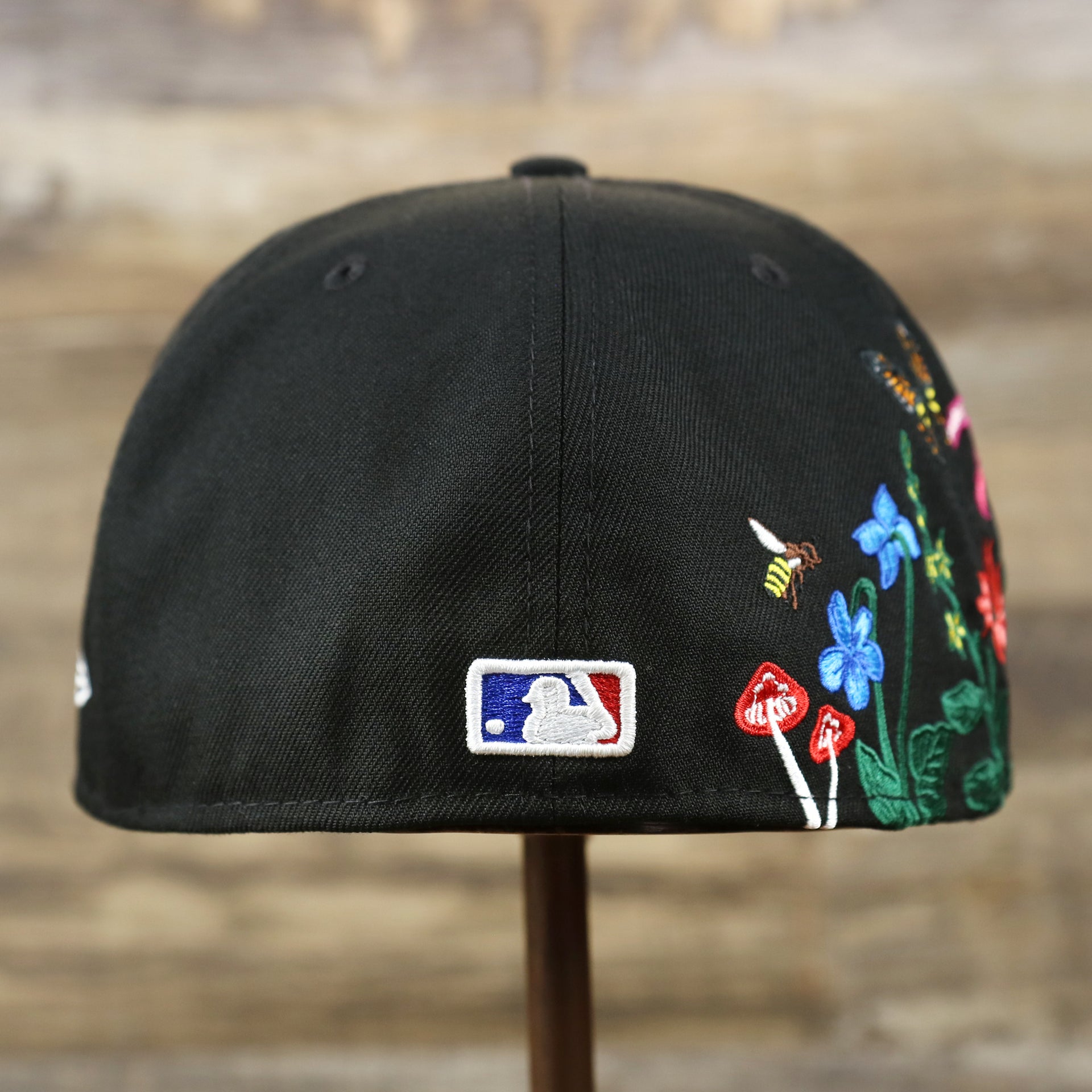 The backside of the Chicago White Sox Gray Bottom Bloom Spring Embroidery 59Fifty Fitted Cap | Black 59Fifty Cap