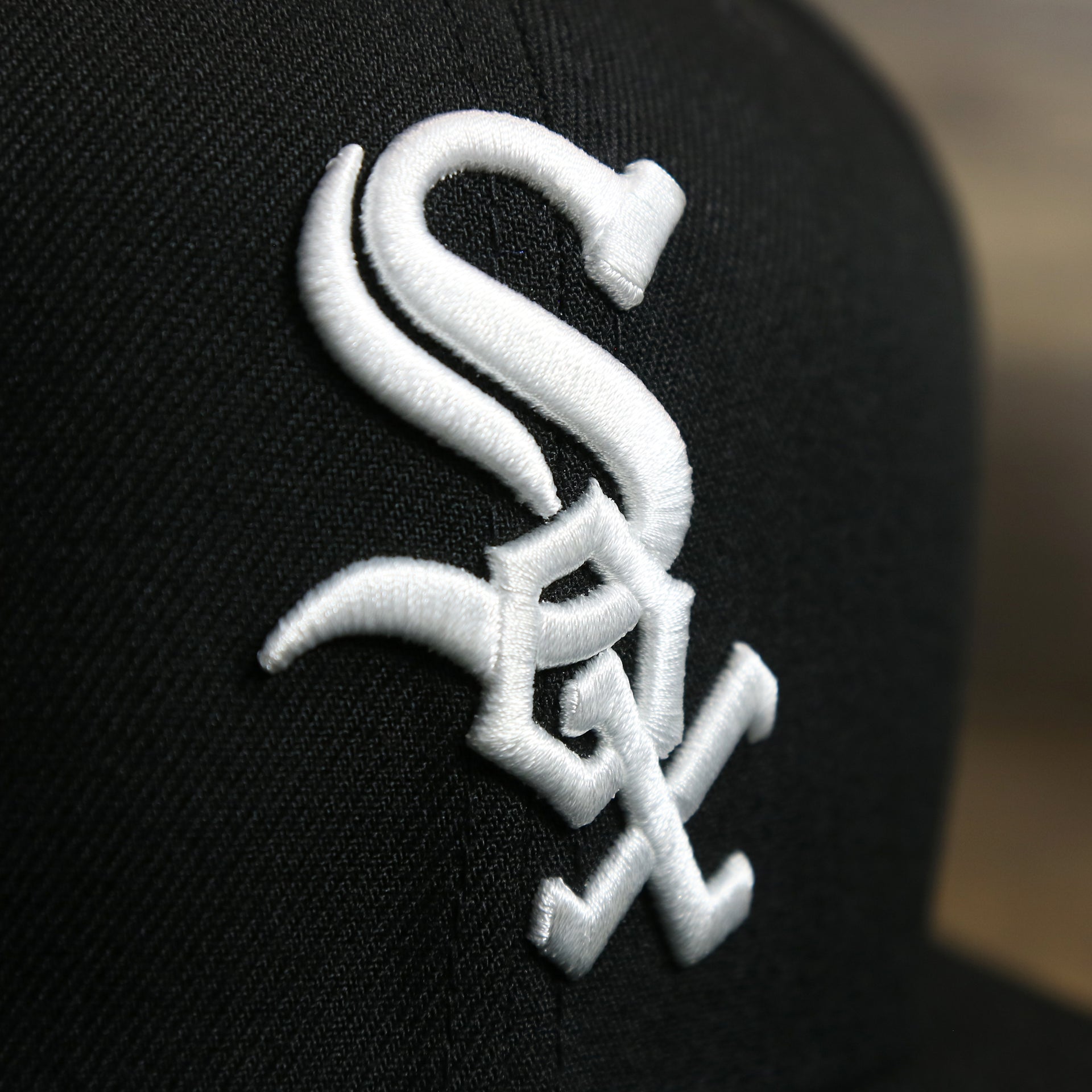 The White Sox Logo on the Chicago White Sox Gray Bottom Bloom Spring Embroidery 59Fifty Fitted Cap | Black 59Fifty Cap
