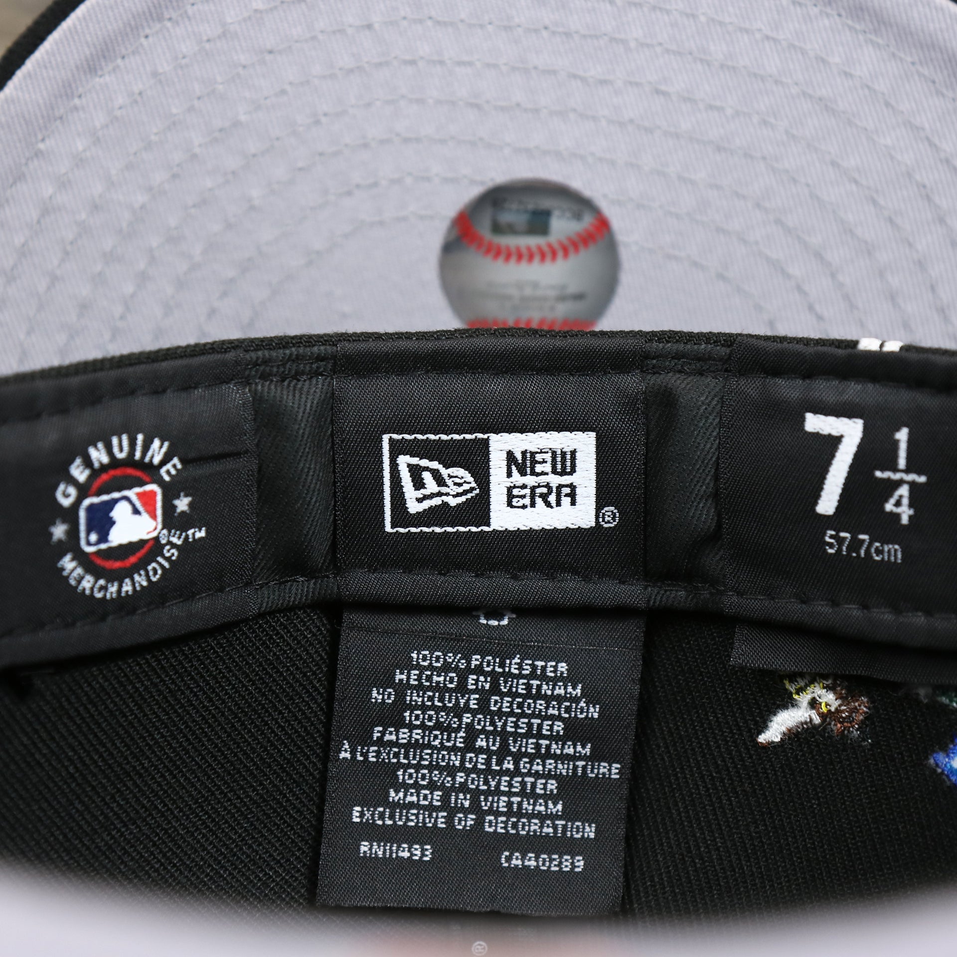 The Tags on the Chicago White Sox Gray Bottom Bloom Spring Embroidery 59Fifty Fitted Cap | Black 59Fifty Cap