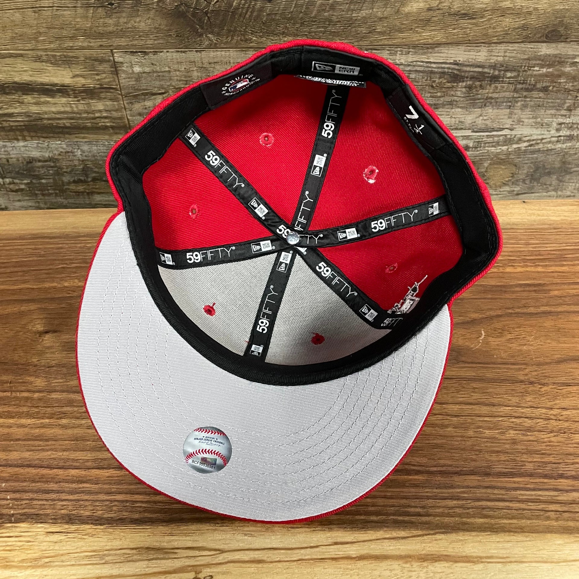 Gray bottom and interior of the Cincinnati Reds "City Cluster" Side Patch Gray Bottom Red 59Fifty Fitted Cap