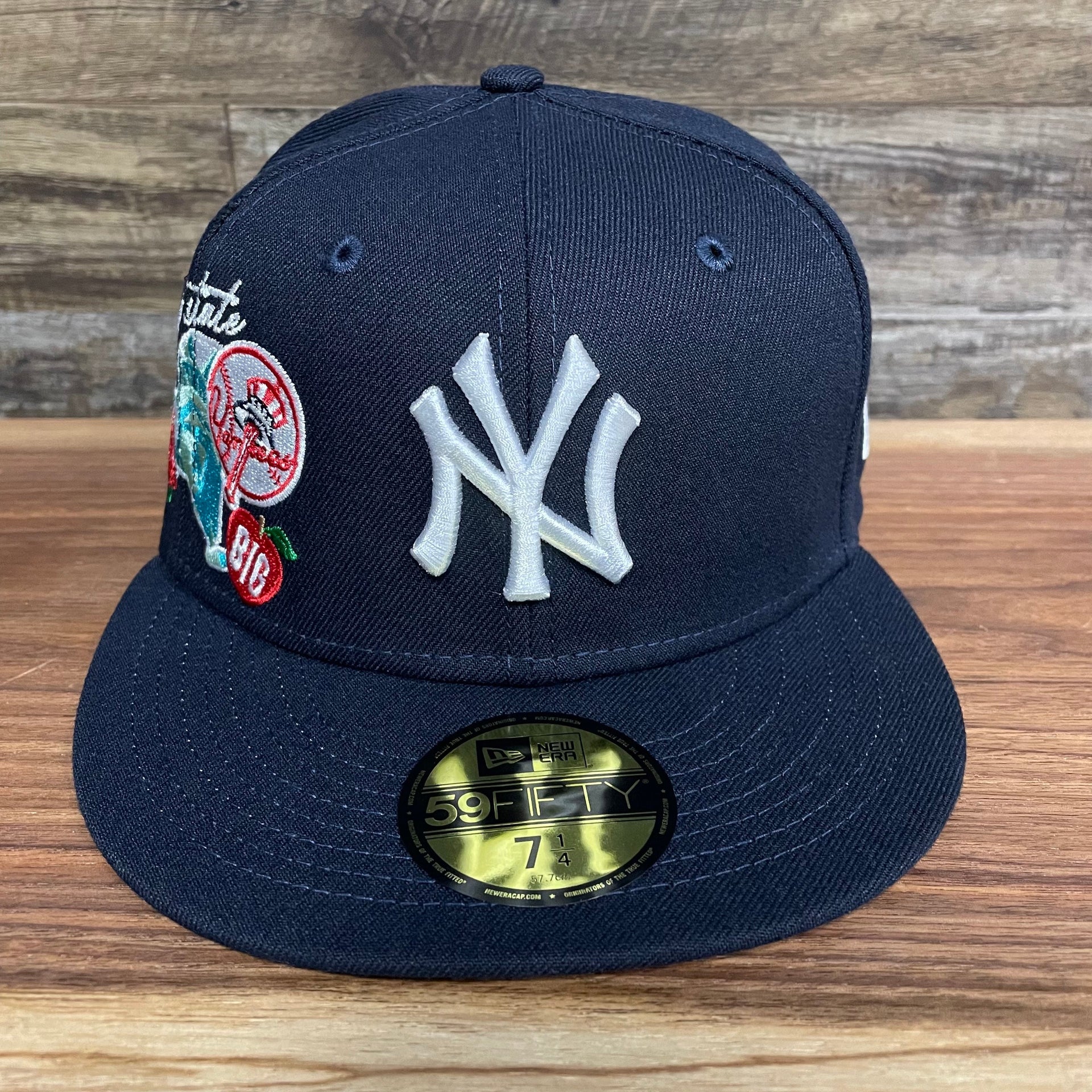 Front of the New York Yankees "City Cluster" Side Patch Gray Bottom Navy 59Fifty Fitted Cap