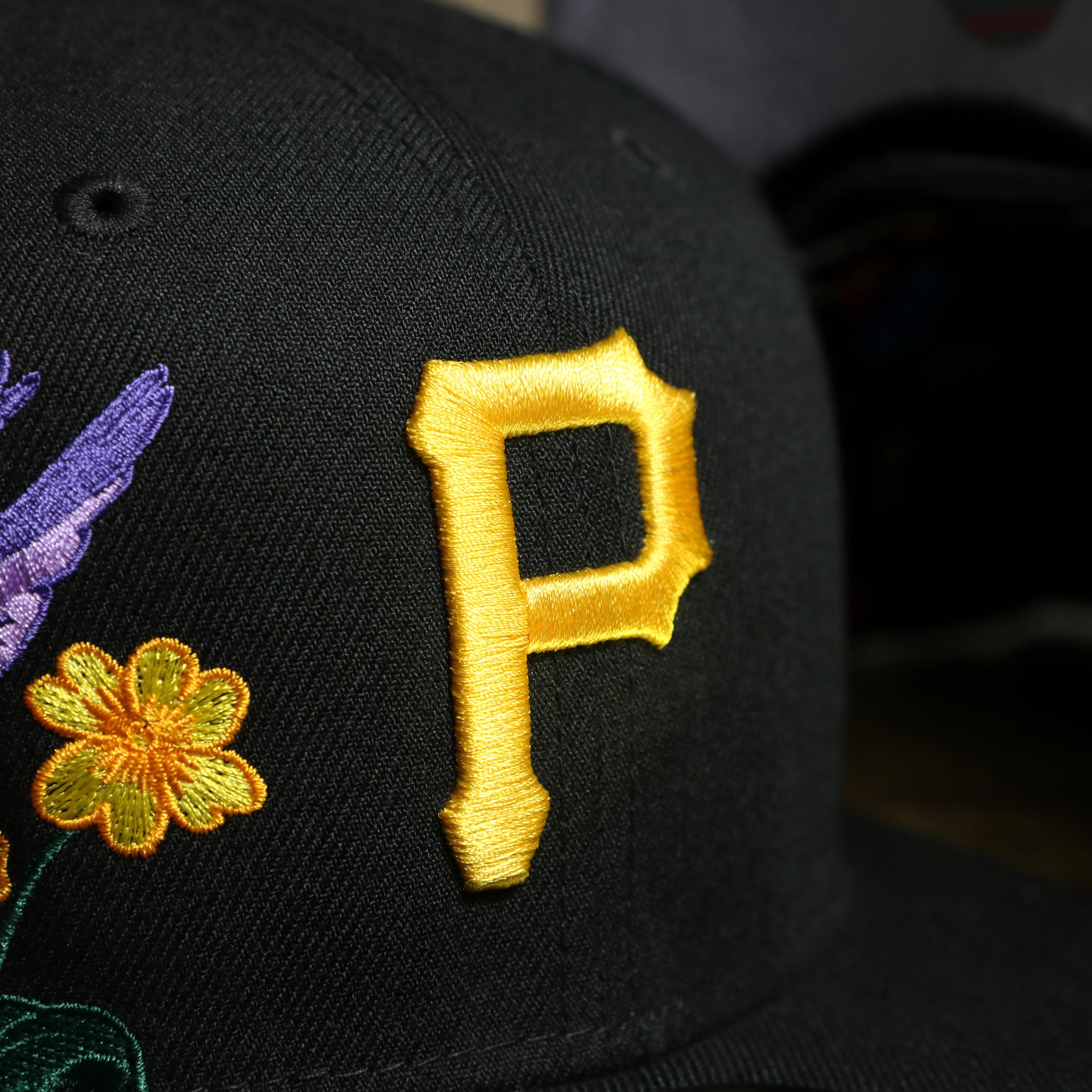 The Pirates Logo on the Pittsburgh Pirates Gray Bottom Bloom Spring Embroidery 59Fifty Fitted Cap | Black 59Fifty Cap