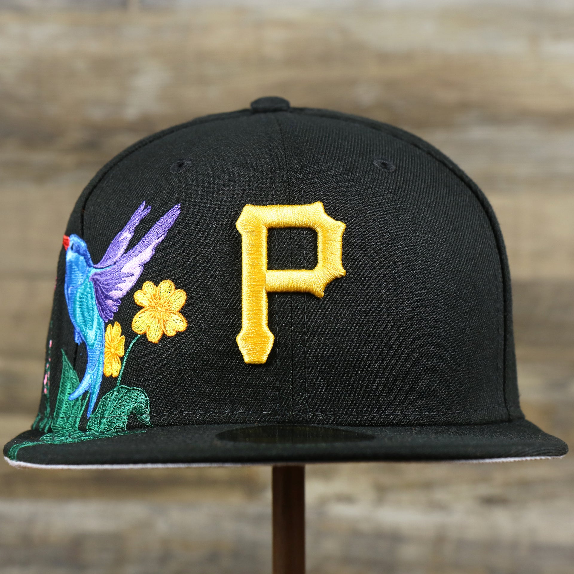 The front of the Pittsburgh Pirates Gray Bottom Bloom Spring Embroidery 59Fifty Fitted Cap | Black 59Fifty Cap