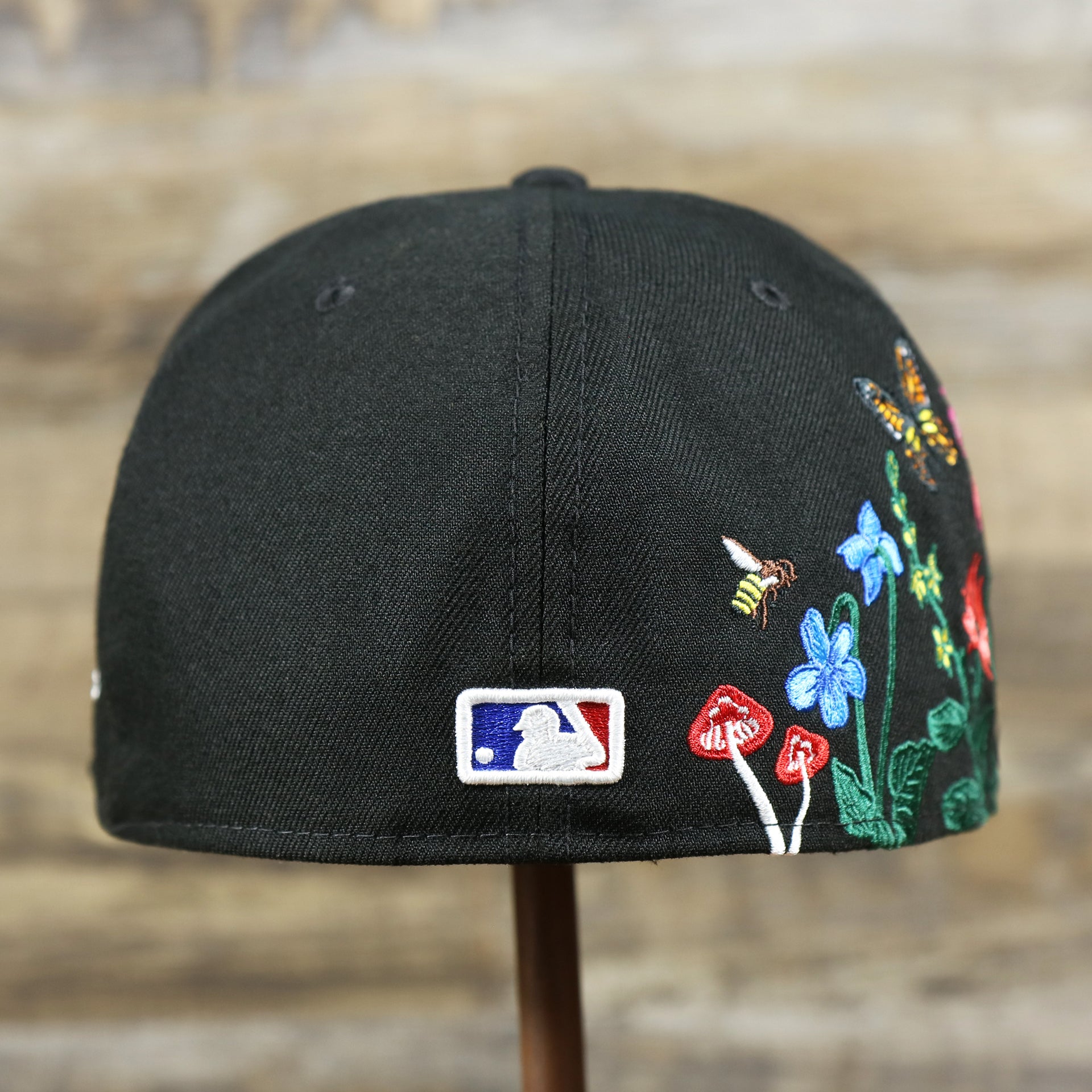 The backside of the Pittsburgh Pirates Gray Bottom Bloom Spring Embroidery 59Fifty Fitted Cap | Black 59Fifty Cap