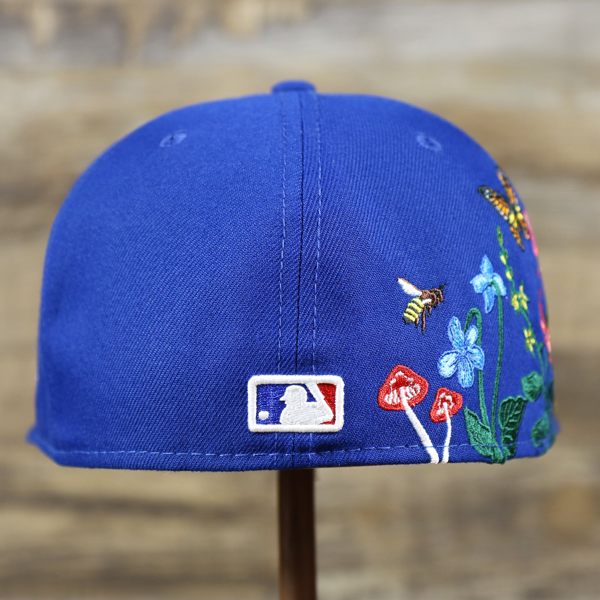 The backside of the New York Mets Gray Bottom Bloom Spring Embroidery 59Fifty Fitted Cap | Royal Blue 59Fifty Cap