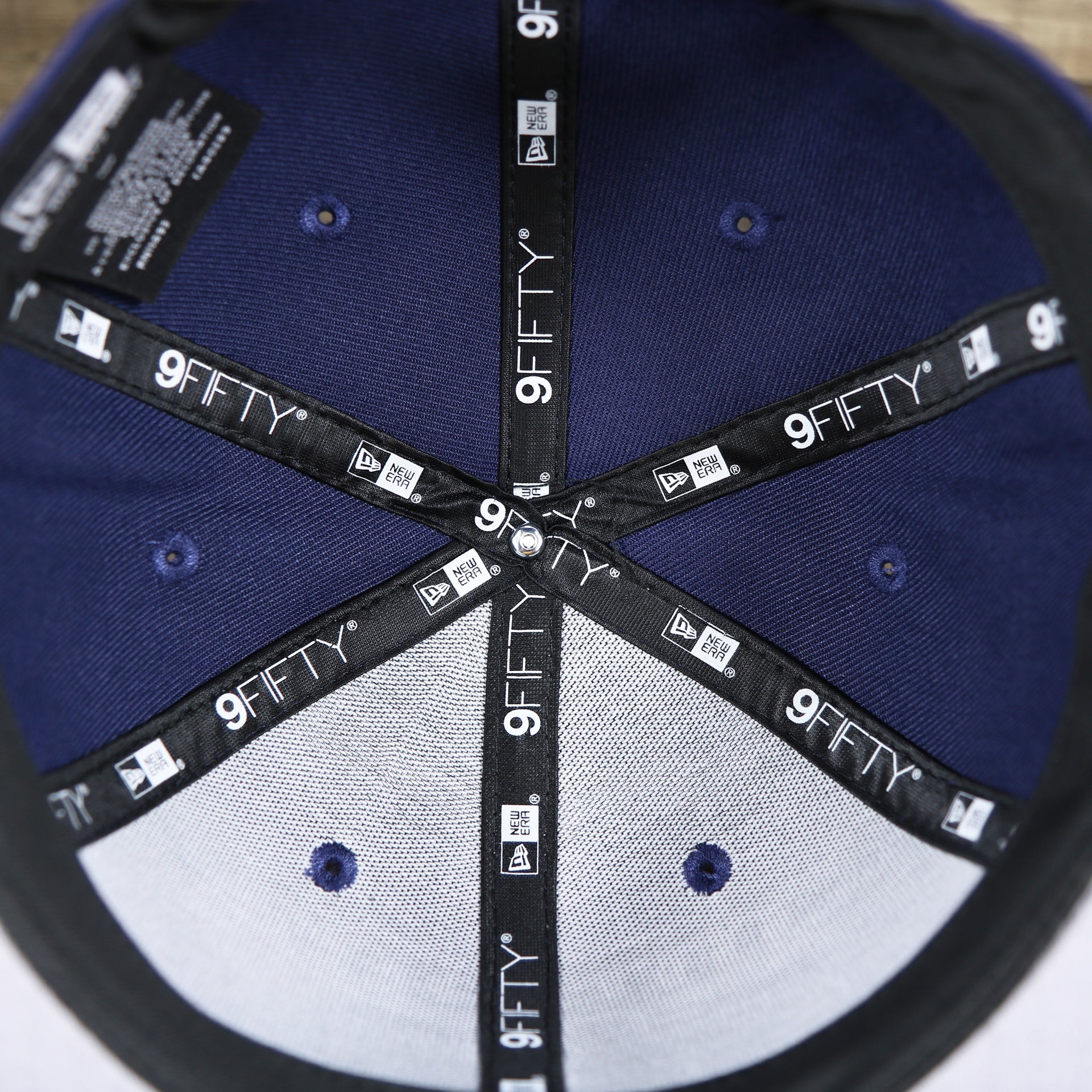 The inside of the Georgetown Hoyas Team Script Gray Bottom 9Fifty Snapback | Navy Blue And Gray Snap Cap