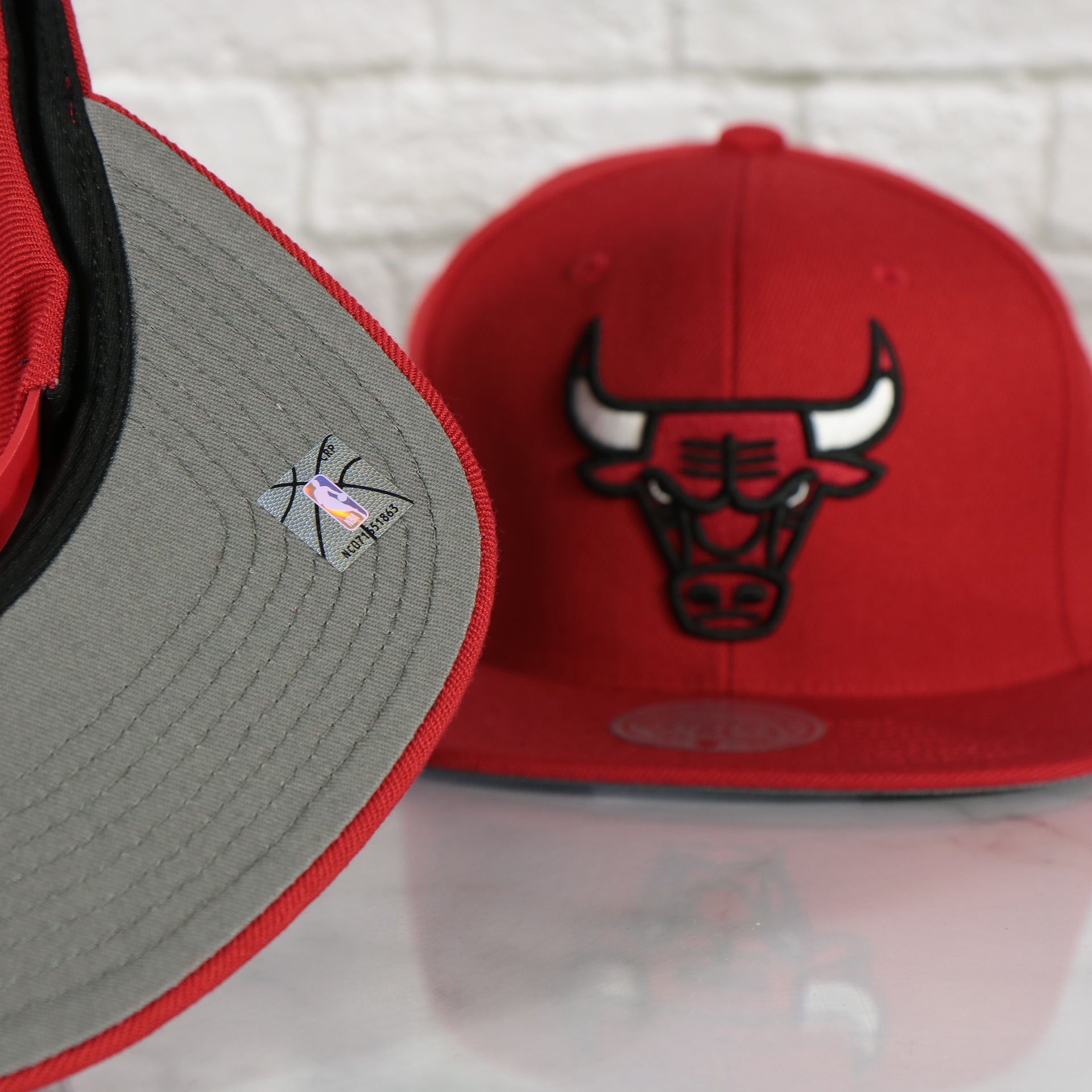 grey under visor on the Chicago Bulls Vintage Retro NBA Team Ground 2.0 Mitchell and Ness Snapback Hat | Red