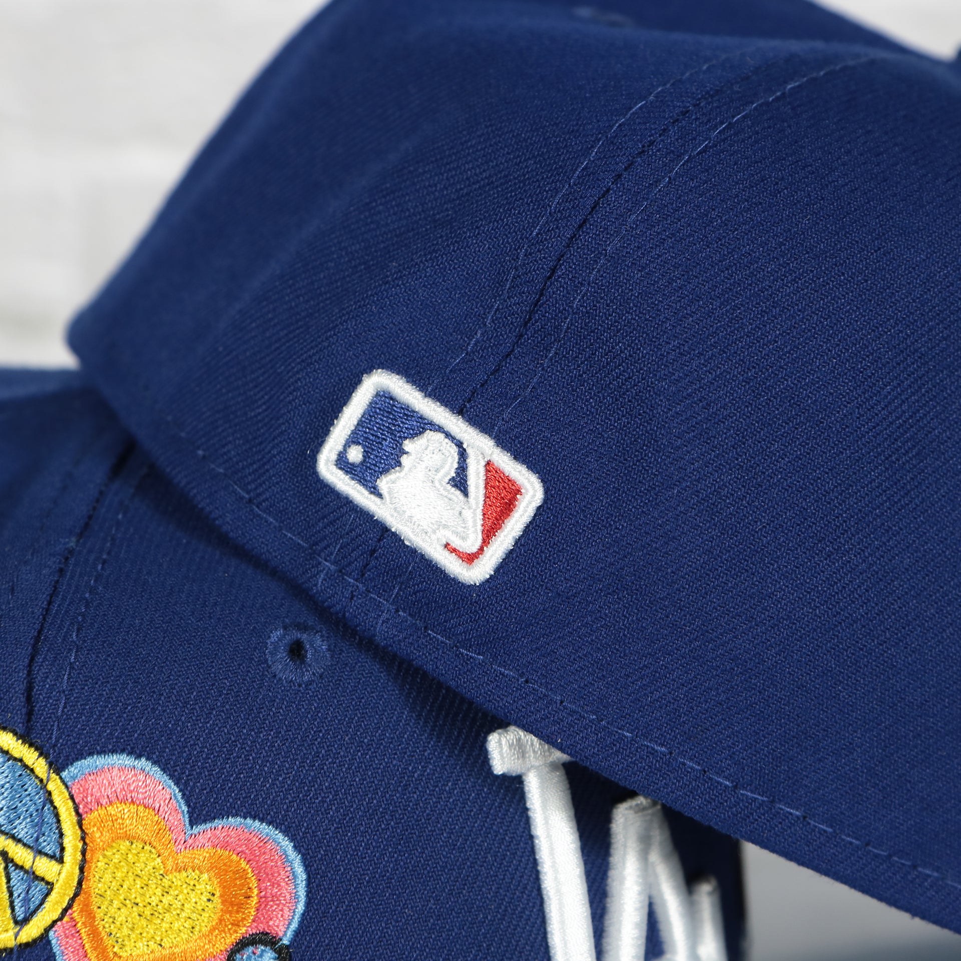 MLB batterman logo on the Los Angeles Dodgers Groovy World Series Champions Patch 59Fifty Fitted Cap | New Era Groovy Side Patch 5950