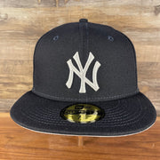 front of the New York Yankees "Patch Up" 2000 World Series Side Patch Gray Bottom 59Fifty Navy Fitted Cap