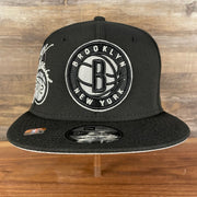 Front of the Brooklyn Nets NBA 75th Anniversary Side Patch Gray Bottom Black 9Fifty Snapback Hat | Back Half