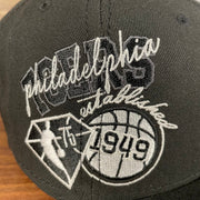 Close up of side patch on the Philadelphia 76ers NBA 75th Anniversary Side Patch Gray Bottom Black 9Fifty Snapback Hat | Back Half