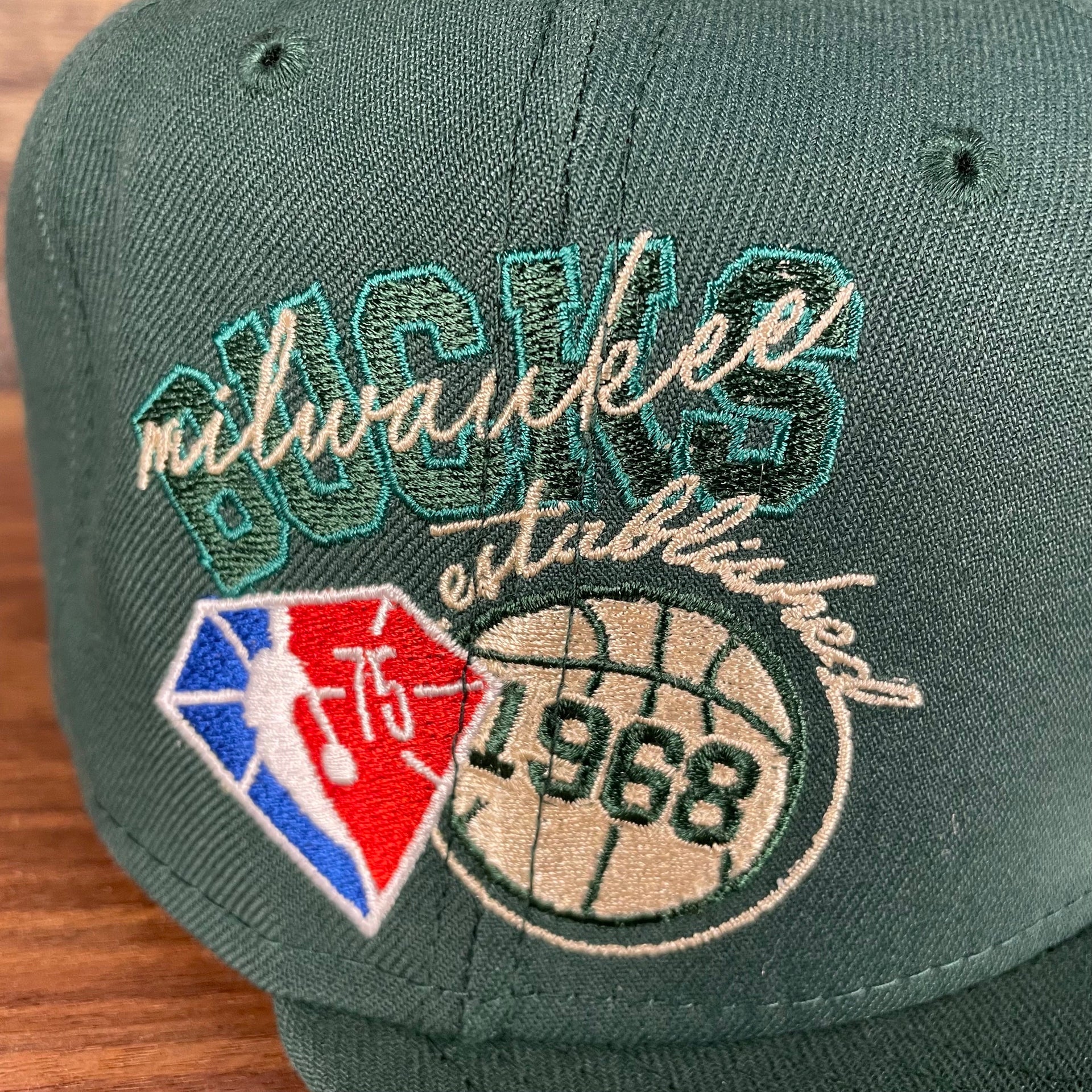 Close up of the side patch on the Milwaukee Bucks NBA 75th Anniversary Side Patch Gray Bottom Green 9Fifty Snapback Hat | Back Half