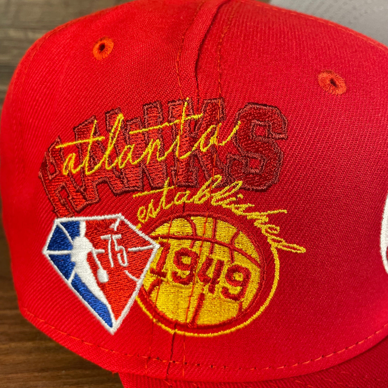 Close up of the side patch on the Atlanta Hawks NBA 75th Anniversary Side Patch Gray Bottom Red 9Fifty Snapback Hat | Back Half