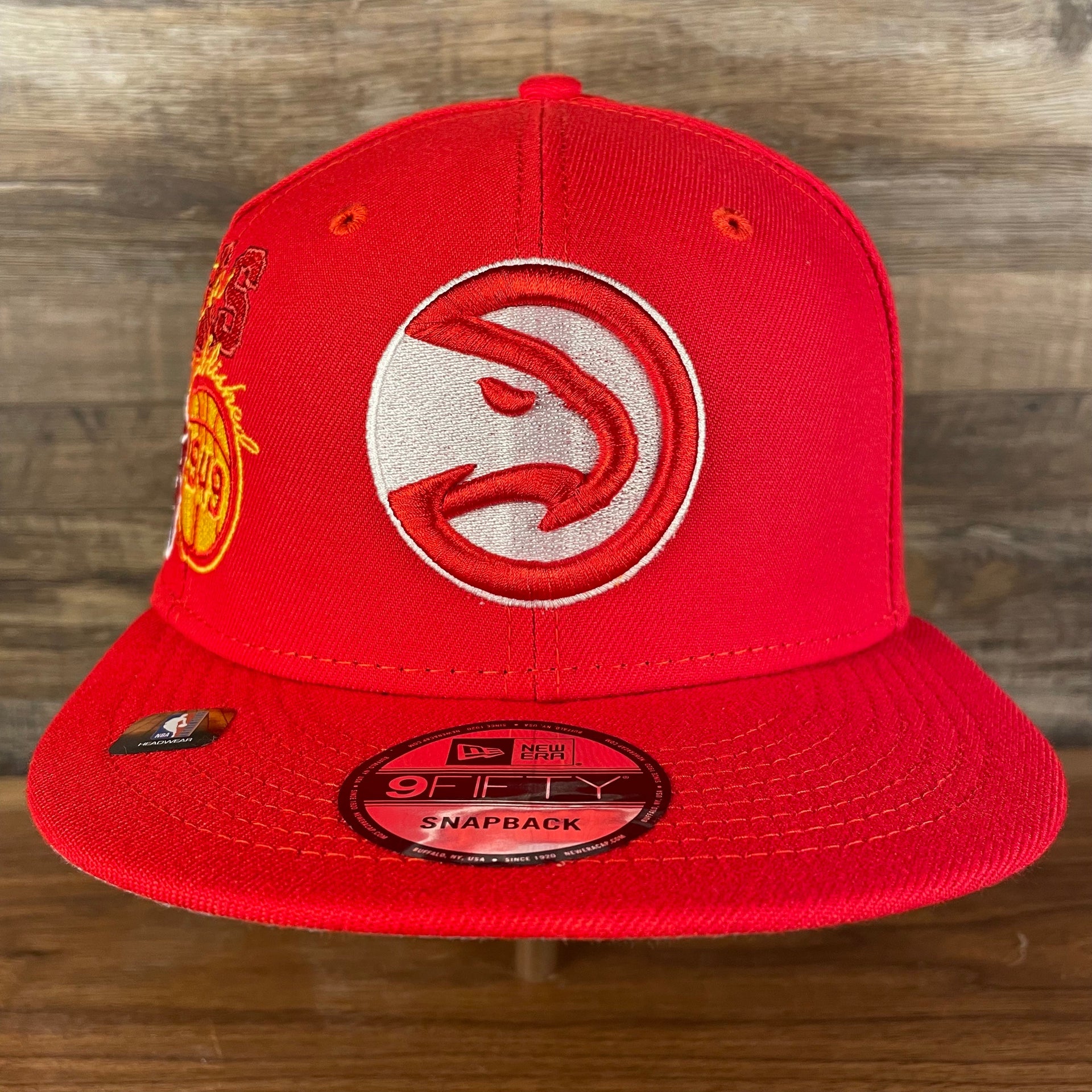 Front of the Atlanta Hawks NBA 75th Anniversary Side Patch Gray Bottom Red 9Fifty Snapback Hat | Back Half