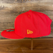 Wearer's left of the Atlanta Hawks NBA 75th Anniversary Side Patch Gray Bottom Red 9Fifty Snapback Hat | Back Half