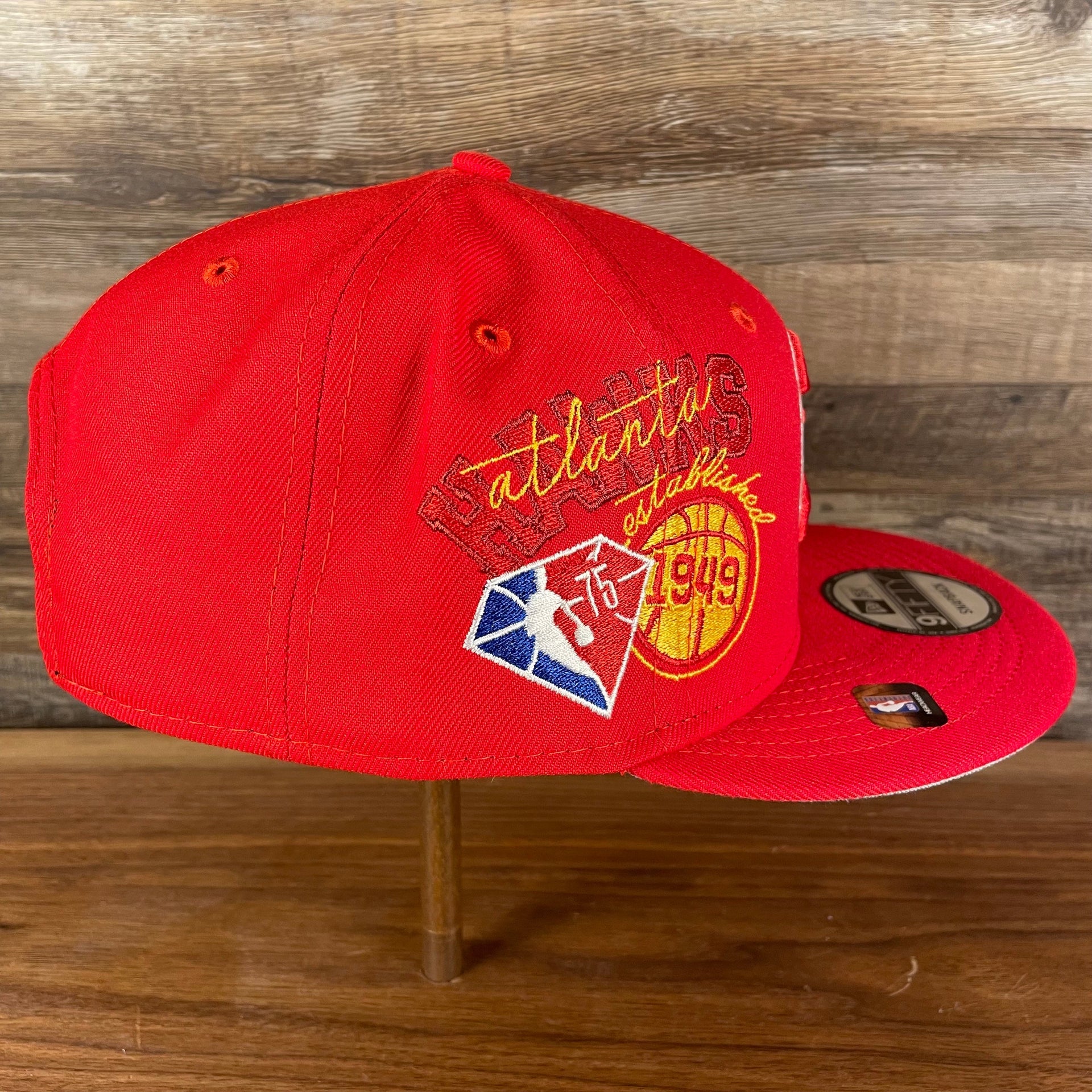 Wearer's right of the Atlanta Hawks NBA 75th Anniversary Side Patch Gray Bottom Red 9Fifty Snapback Hat | Back Half