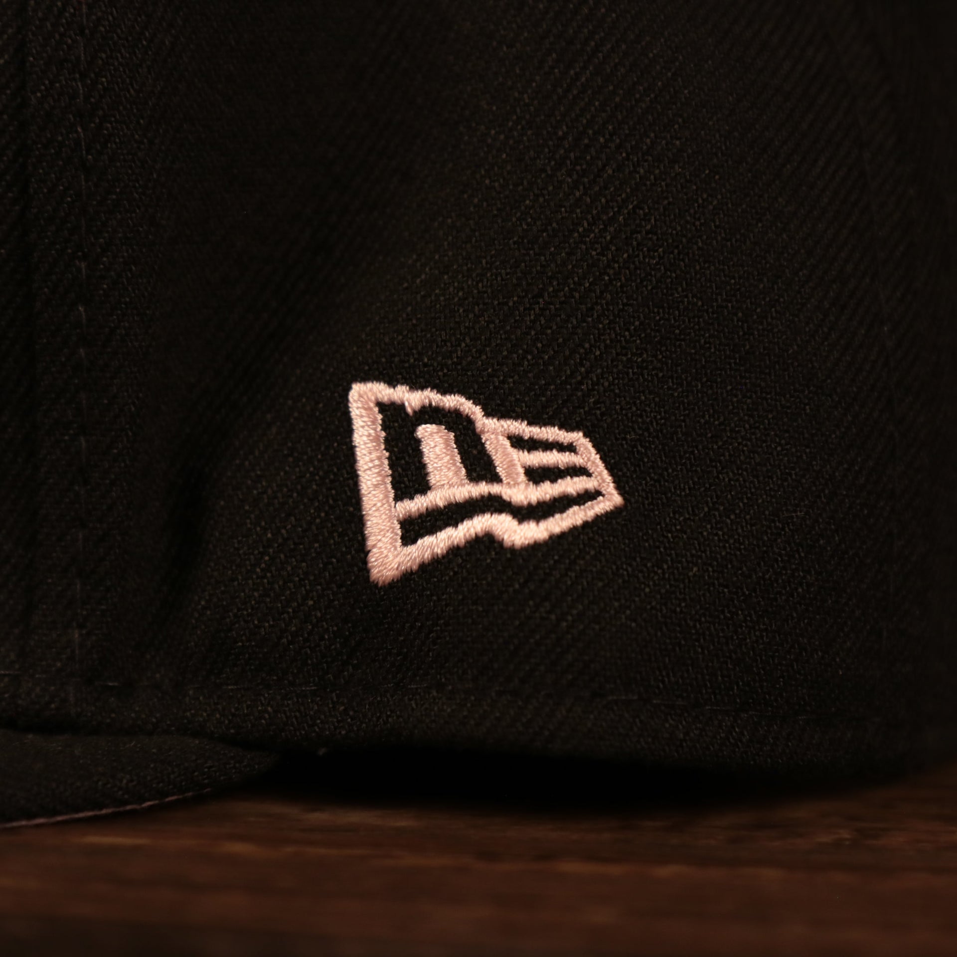 Close up of the New Era logo on the New York Yankees 1996 World Series Side Patch Drip Logo Pink Bottom 9Fifty Snapback Hat