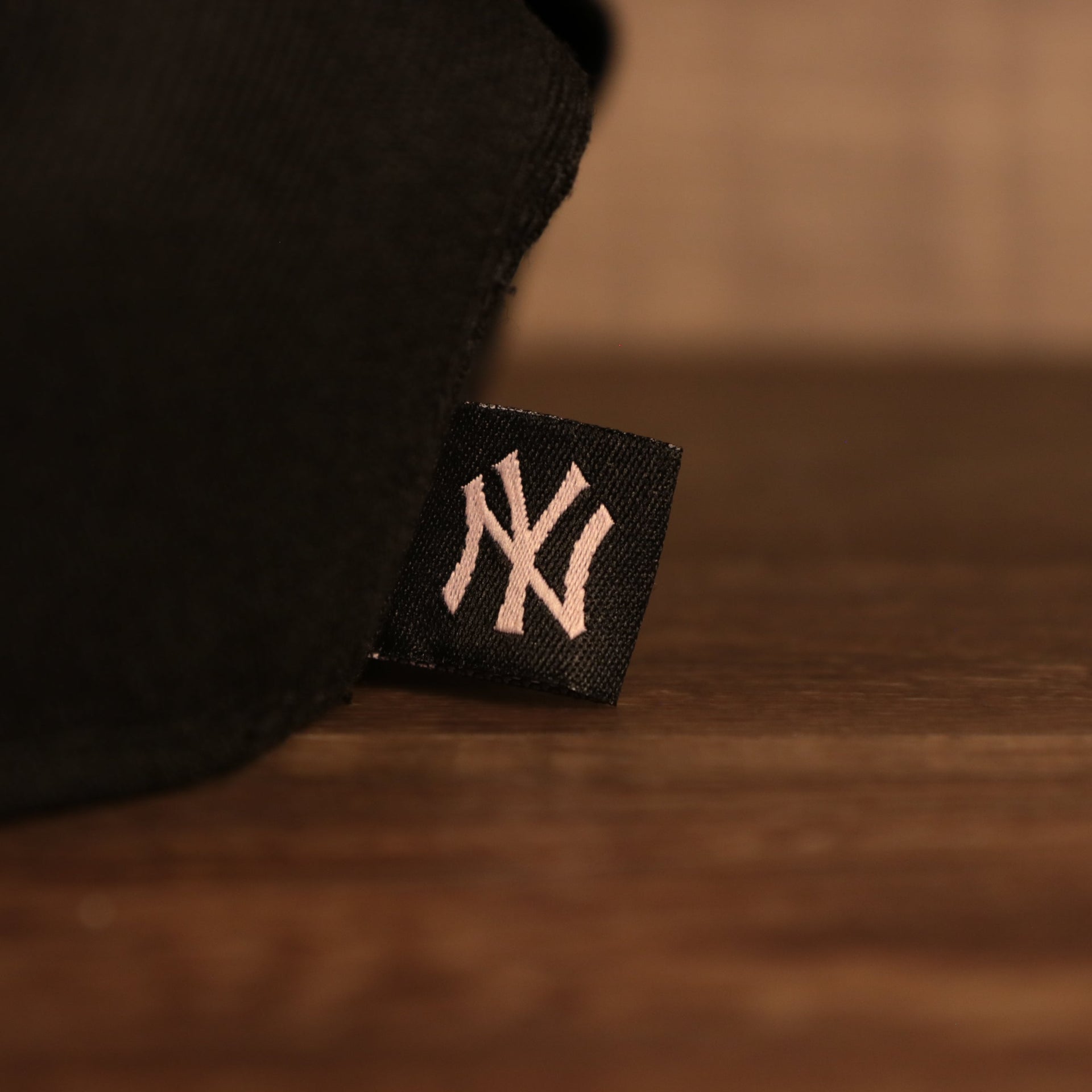Close up of the Yankees tag on the New York Yankees 1996 World Series Side Patch Drip Logo Pink Bottom 9Fifty Snapback Hat