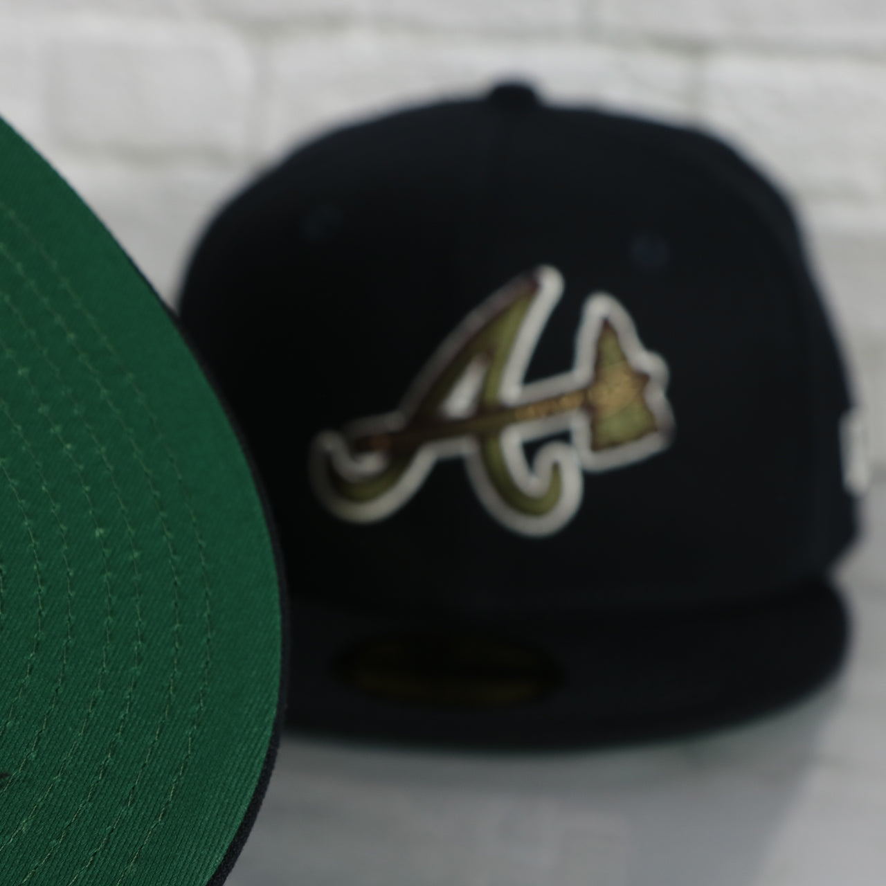 green under visor on the Atlanta Braves 40th Anniversary Side Patch Green Bottom Navy 59Fifty Fitted Cap | Botanical Pack