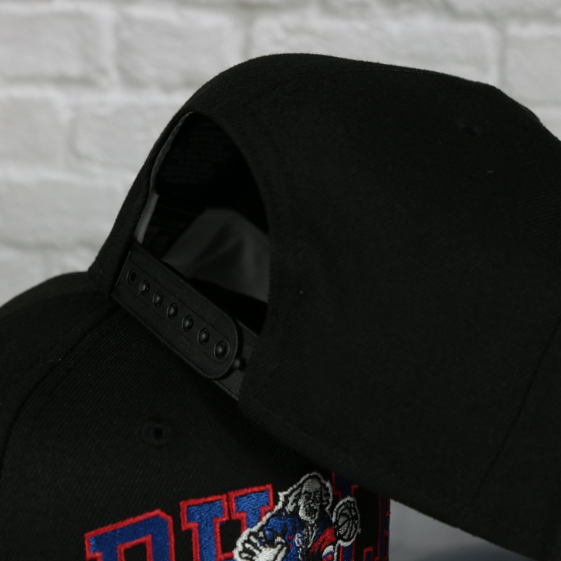 black adjustable snap on the Philadelphia 76ers Wordmark Logo Blend Grey Bottom 9Fifty Snapback Cap | Black 950 Snap Cap