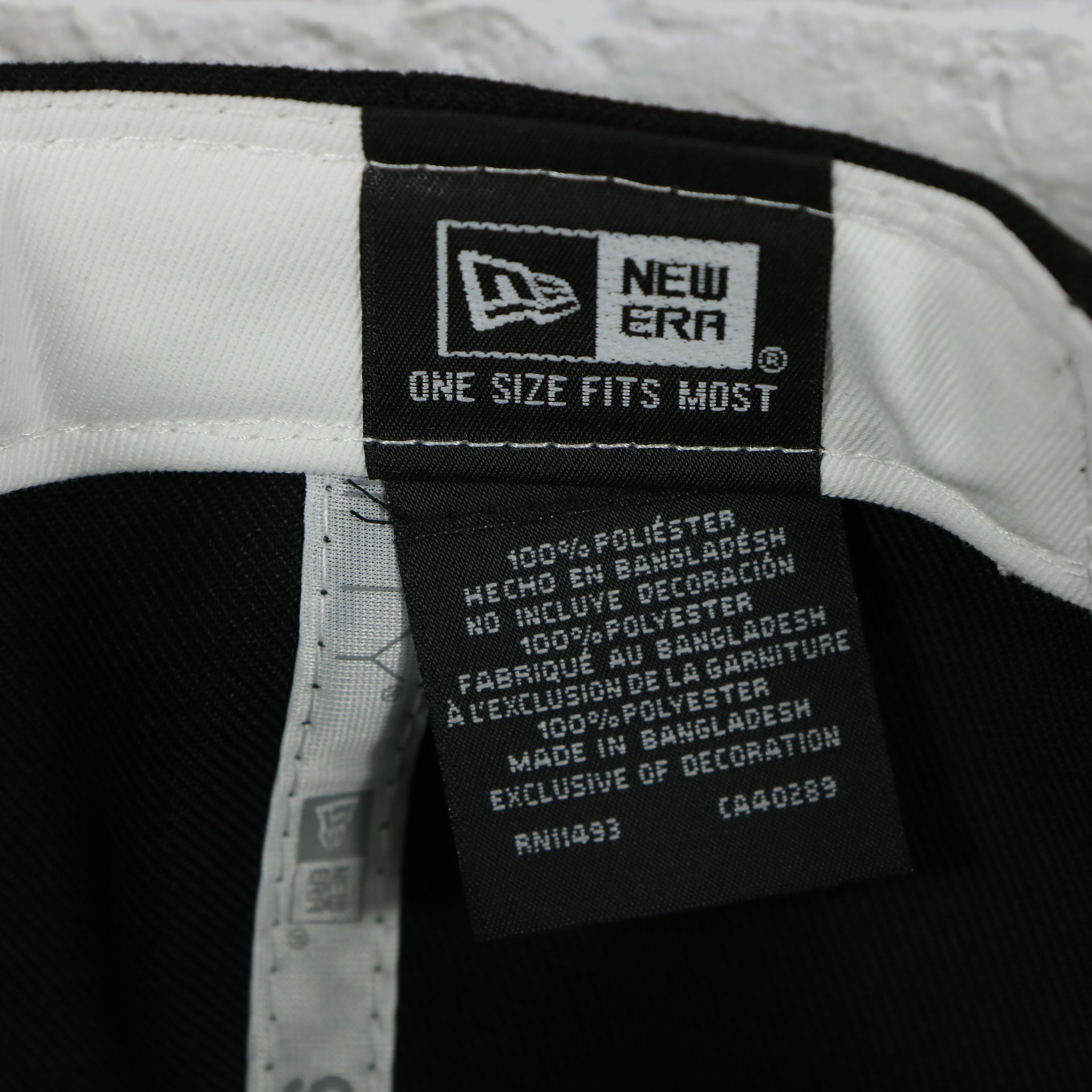 new era label on the Philadelphia 76ers Wordmark Logo Blend Grey Bottom 9Fifty Snapback Cap | Black 950 Snap Cap