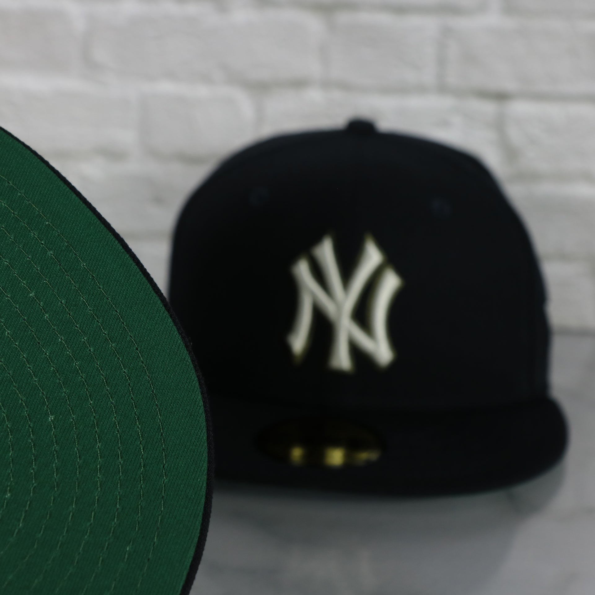 green under visor on the New York Yankees 100th Anniversary Side Patch Green Bottom Navy 59Fifty Fitted Cap | Botanical Pack