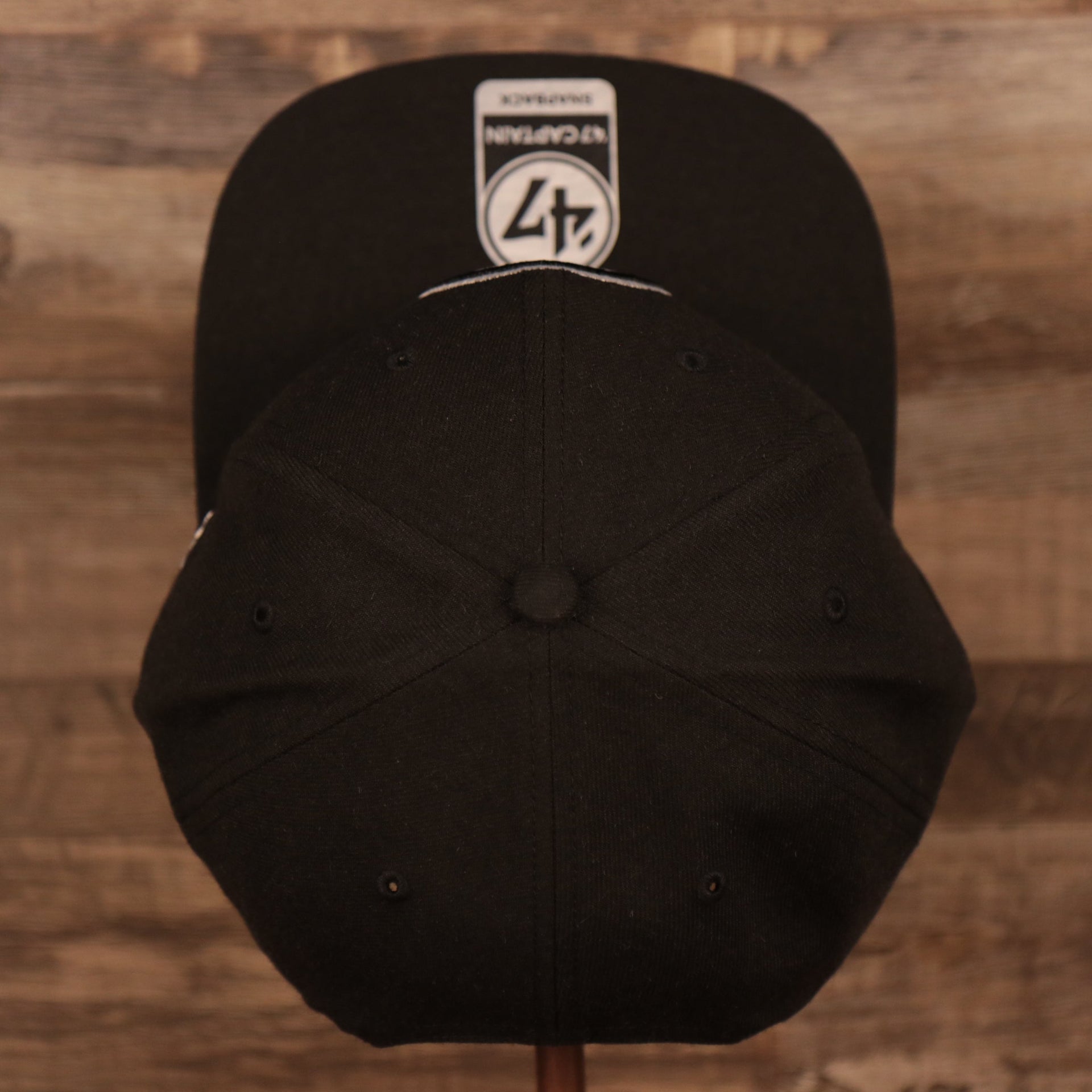 top view of the Los Angeles Clippers Black Adjustable Grey Bottom Snapback Hat