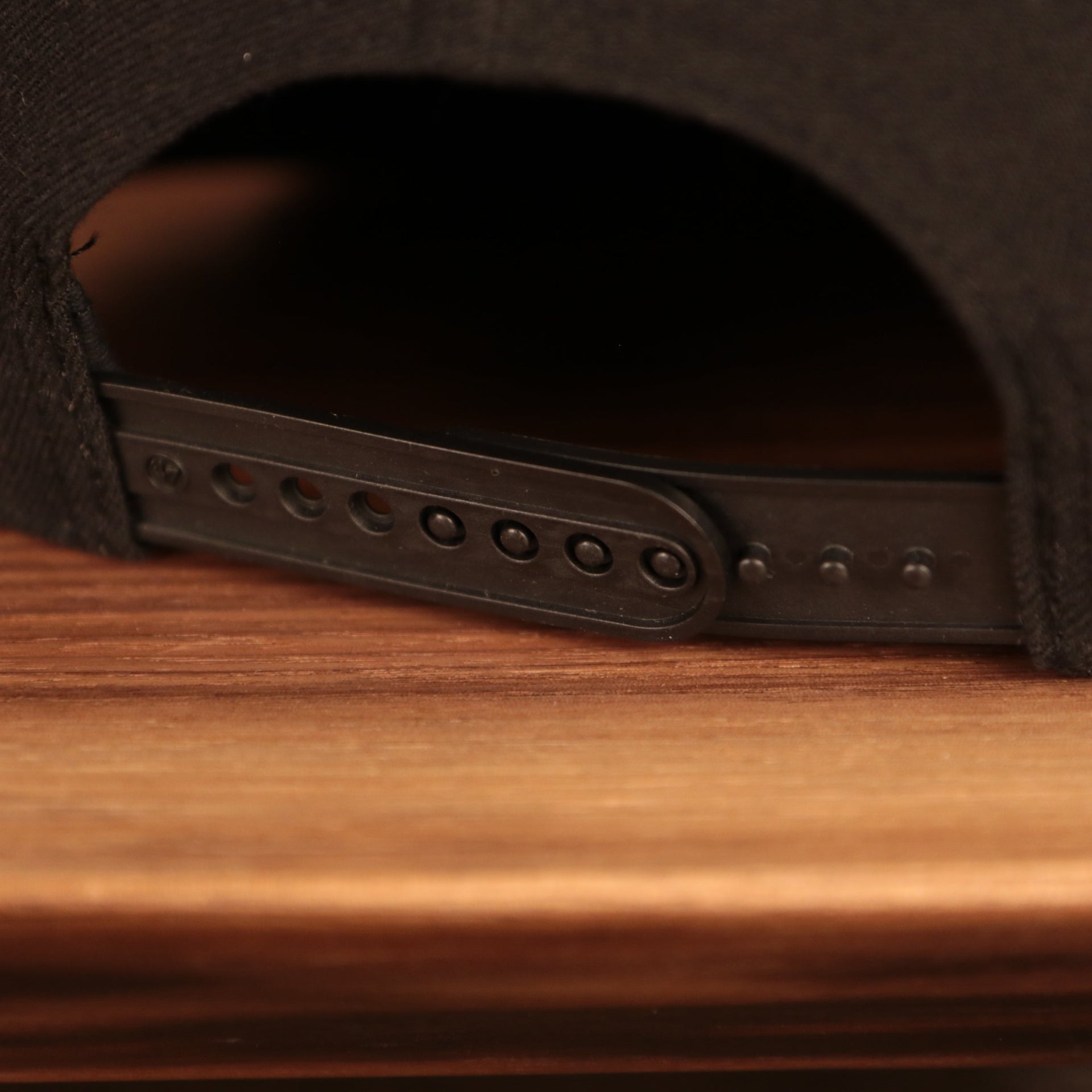 adjustable snap on the Los Angeles Clippers Black Adjustable Grey Bottom Snapback Hat