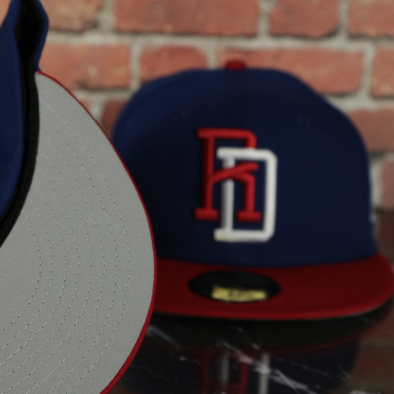 grey under visor on the Dominican Republic 2023 World Baseball Classic Two Tone Grey Bottom Blue/Red 59Fifty Fitted Cap