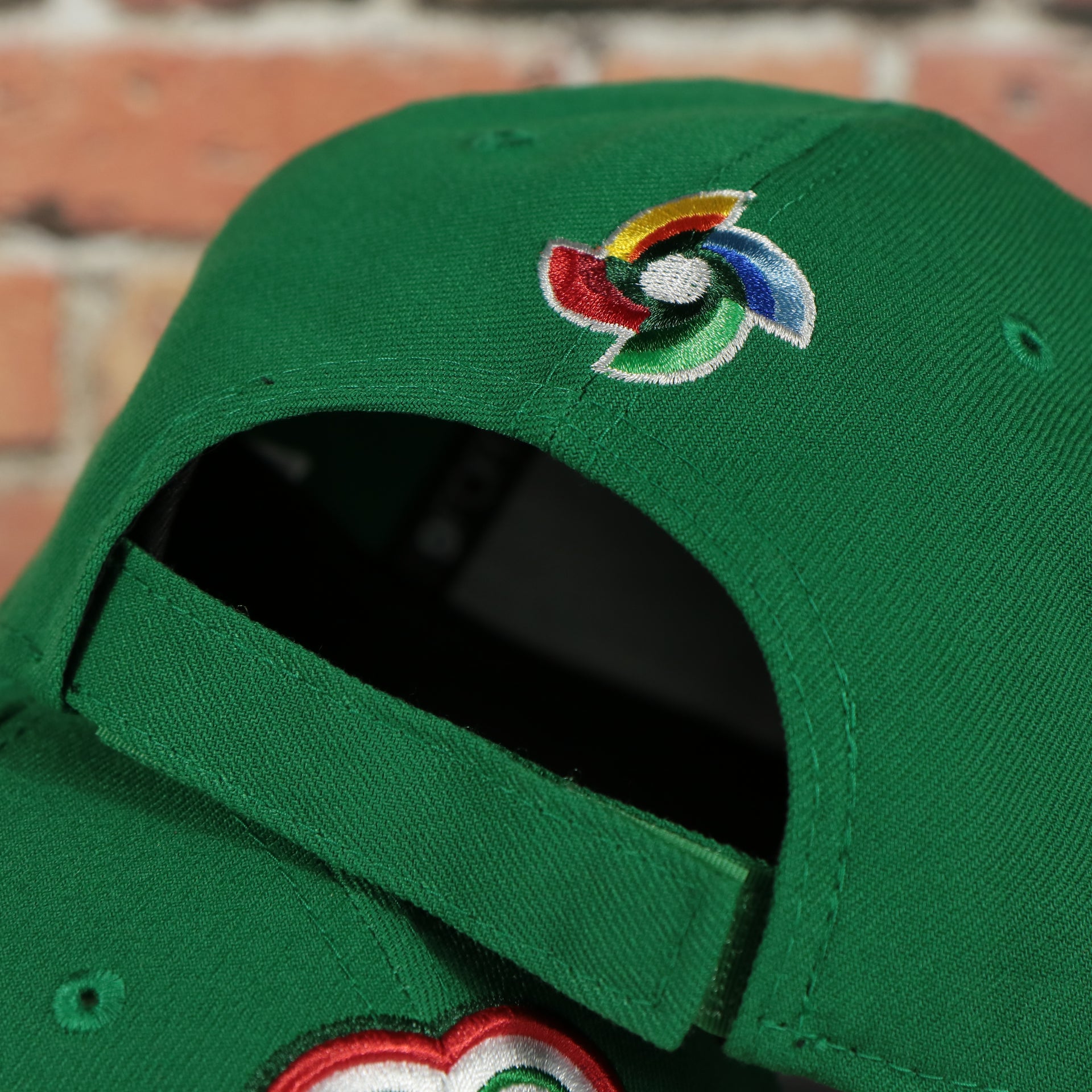 adjustable strap on the Mexico 2023 World Baseball Classic Two Tone Grey Bottom Green/Red 9Forty Dad Hat
