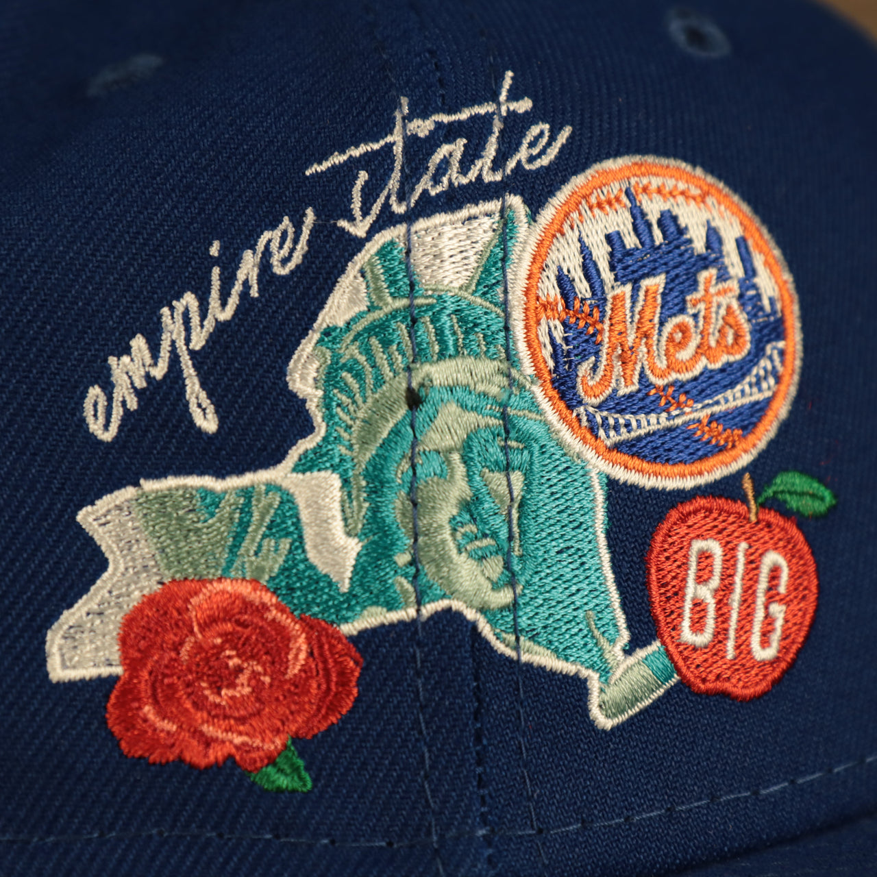 Close up of the side patch on the New York Mets "City Cluster" Side Patch Gray Bottom Royal 59Fifty Fitted Cap