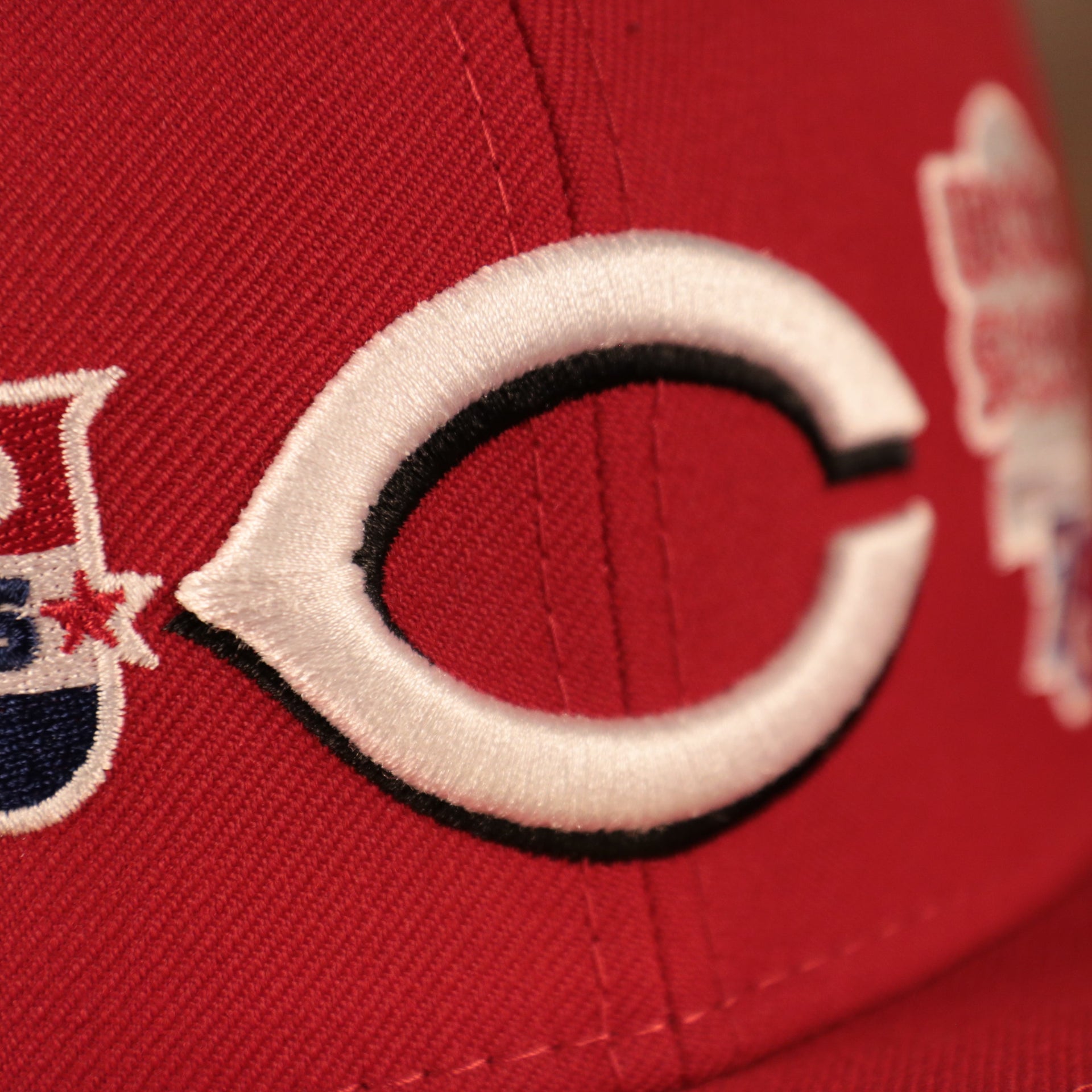 Close up of the Cincinnati Reds logo on the Cincinnati Reds All Over World Series Side Patch 5x Champ Gray Bottom 59Fifty Fitted Cap